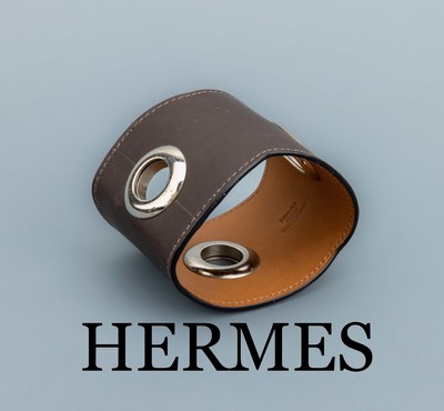 Image 26953582 - HERMES Lederarmreif, dunkelbraunes Leder mit 3 Chromringen, Rand mit leichtem ...