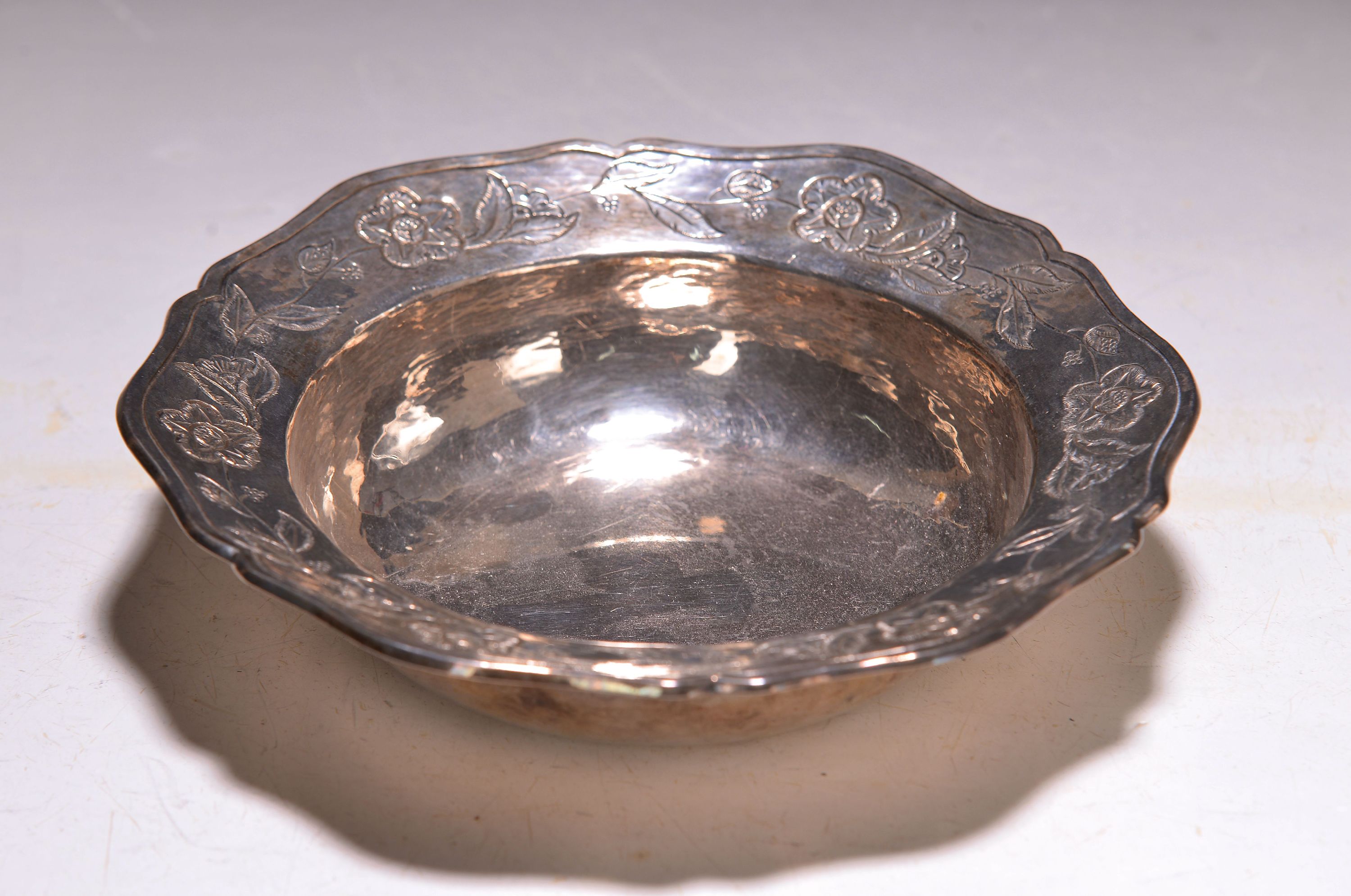 Silberschale, 20.Jh., 950er Silber, geschweifter Rand mit graviertem Blütendekor, D. 17,5cm, ca. 294g