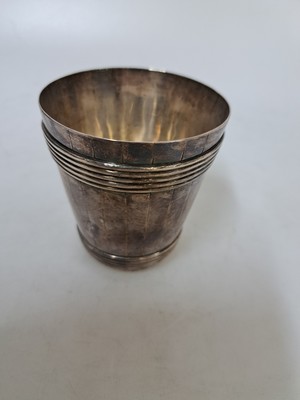 26953702a - Silberbecher, englisch, Meistermarke CW, Silber, Becher in Form einer Holzbütte, H. ...