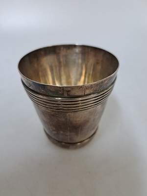 26953702b - Silberbecher, englisch, Meistermarke CW, Silber, Becher in Form einer Holzbütte, H. ...