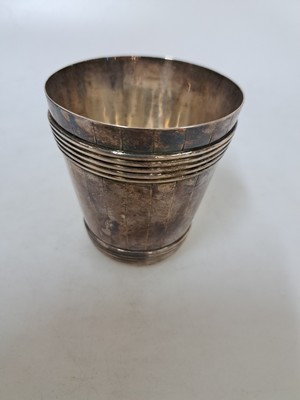 26953702e - Silberbecher, englisch, Meistermarke CW, Silber, Becher in Form einer Holzbütte, H. ...