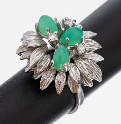 Image 26953754 - 14 kt Gold Chrysopras-Brillant-Ring, WG 585/000, 1970er Jahre, abstrakt floral, 3 ovale ...