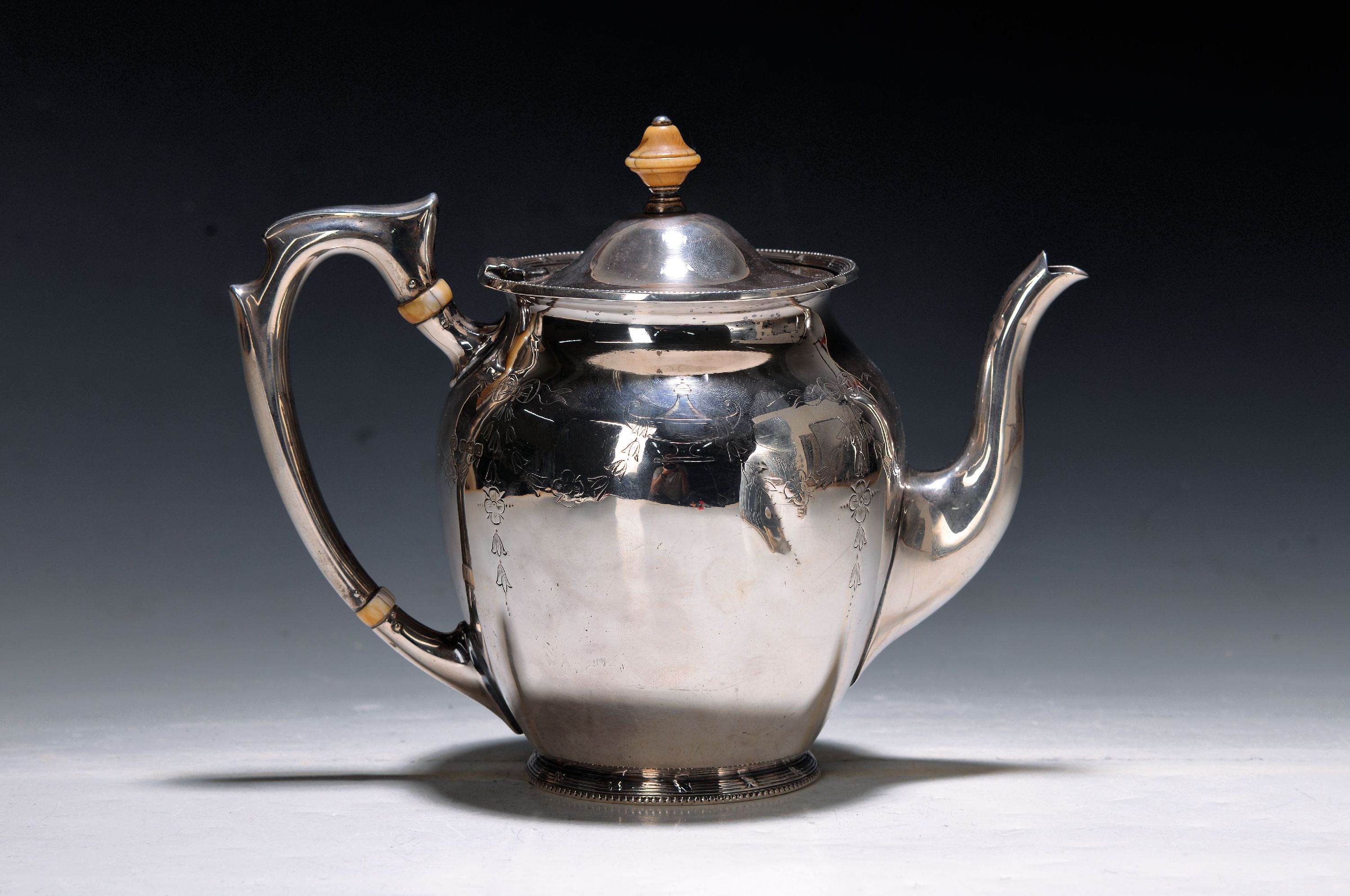 George V Teekanne aus Silber, John Round, Sheffield, 1913, Silber, gravierter Schleifendekor, ca. 555g