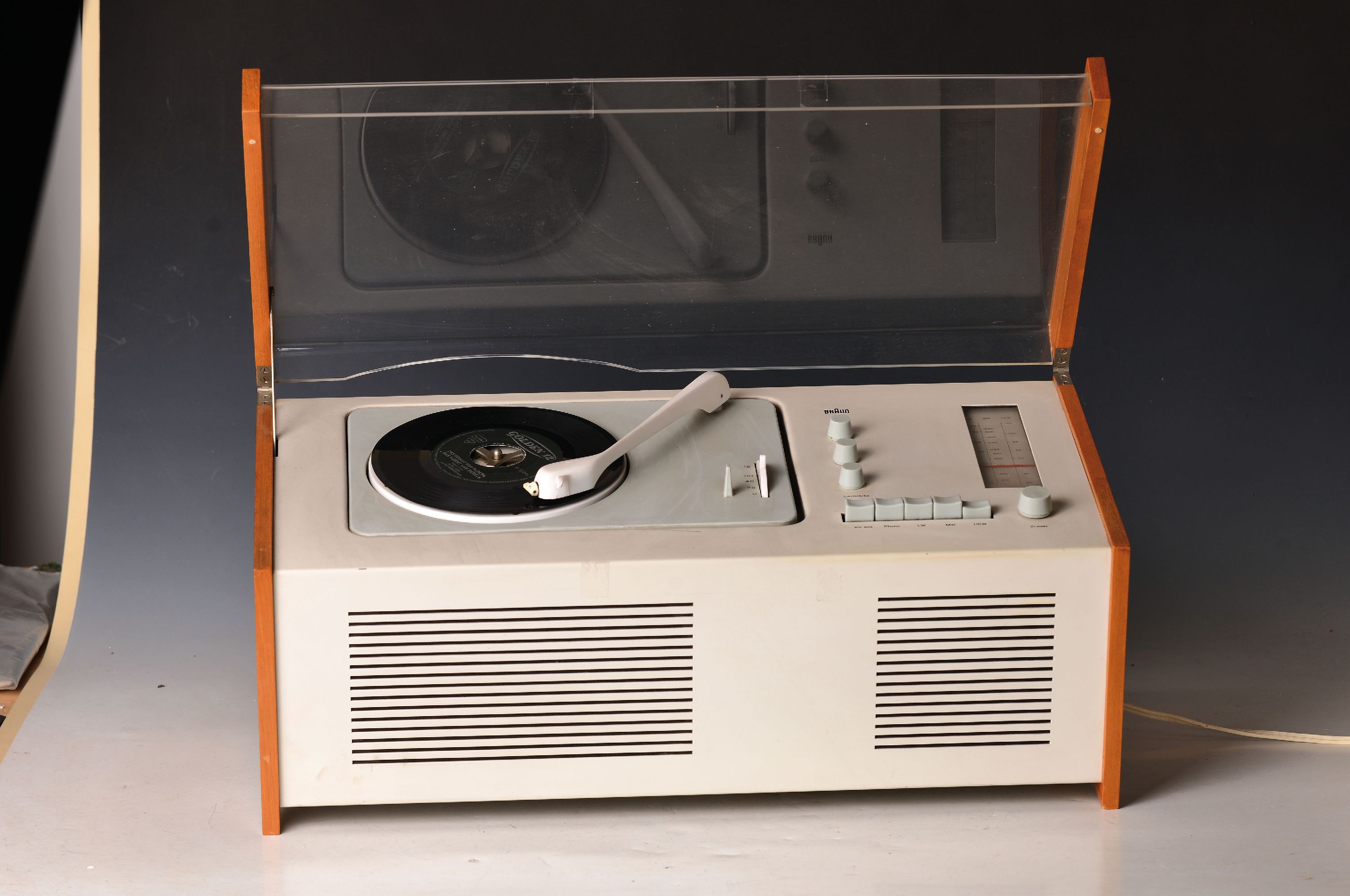 Detail a: Radio-Phono-Kombingerät, Braun SK 61, Phonosuper, sog. Schneewittchensarg, Entwurf Dieter Rams, Plattenspieler mit Röhrenradio von 1962, erster ...
