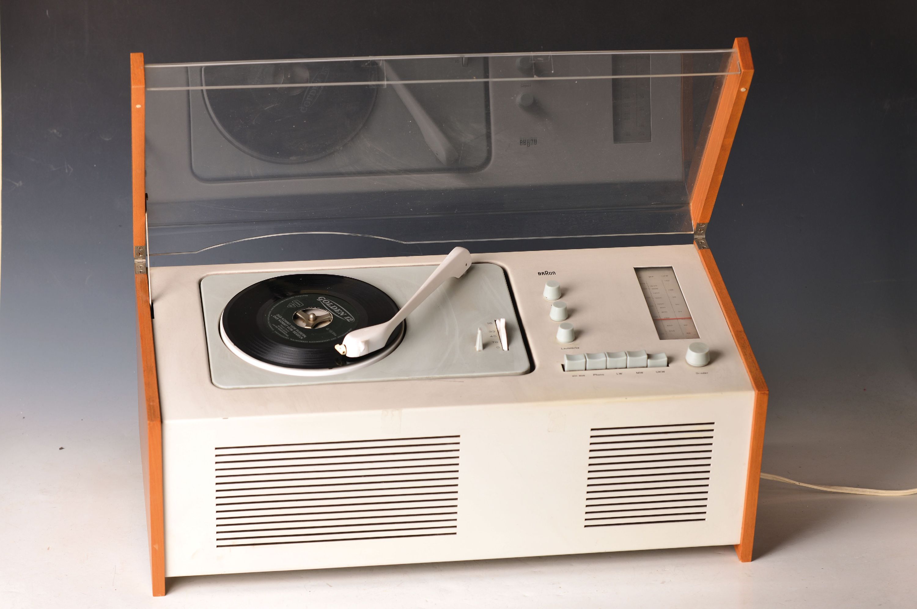 Detail b: Radio-Phono-Kombingerät, Braun SK 61, Phonosuper, sog. Schneewittchensarg, Entwurf Dieter Rams, Plattenspieler mit Röhrenradio von 1962, erster ...
