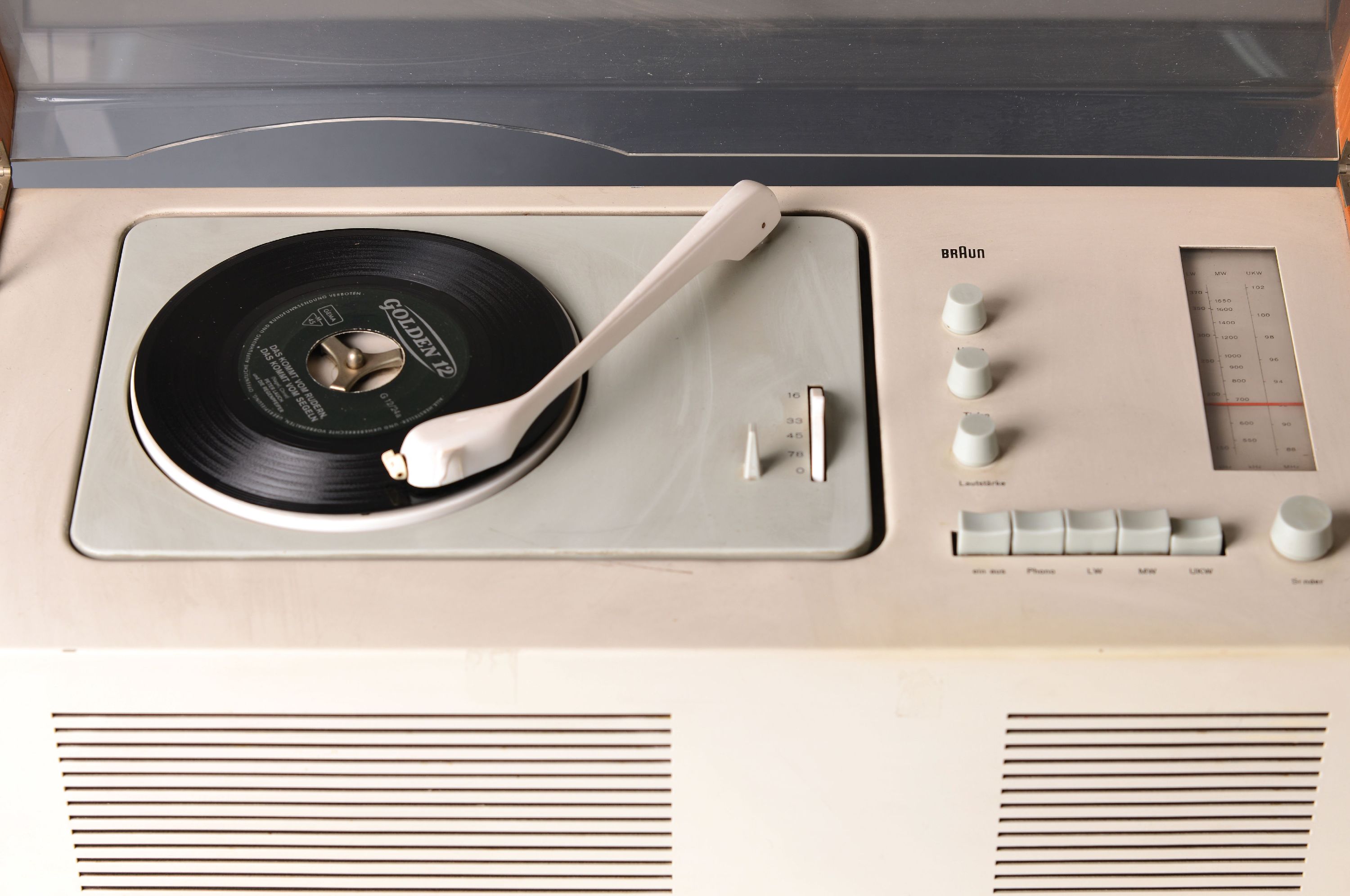 Detail c: Radio-Phono-Kombingerät, Braun SK 61, Phonosuper, sog. Schneewittchensarg, Entwurf Dieter Rams, Plattenspieler mit Röhrenradio von 1962, erster ...