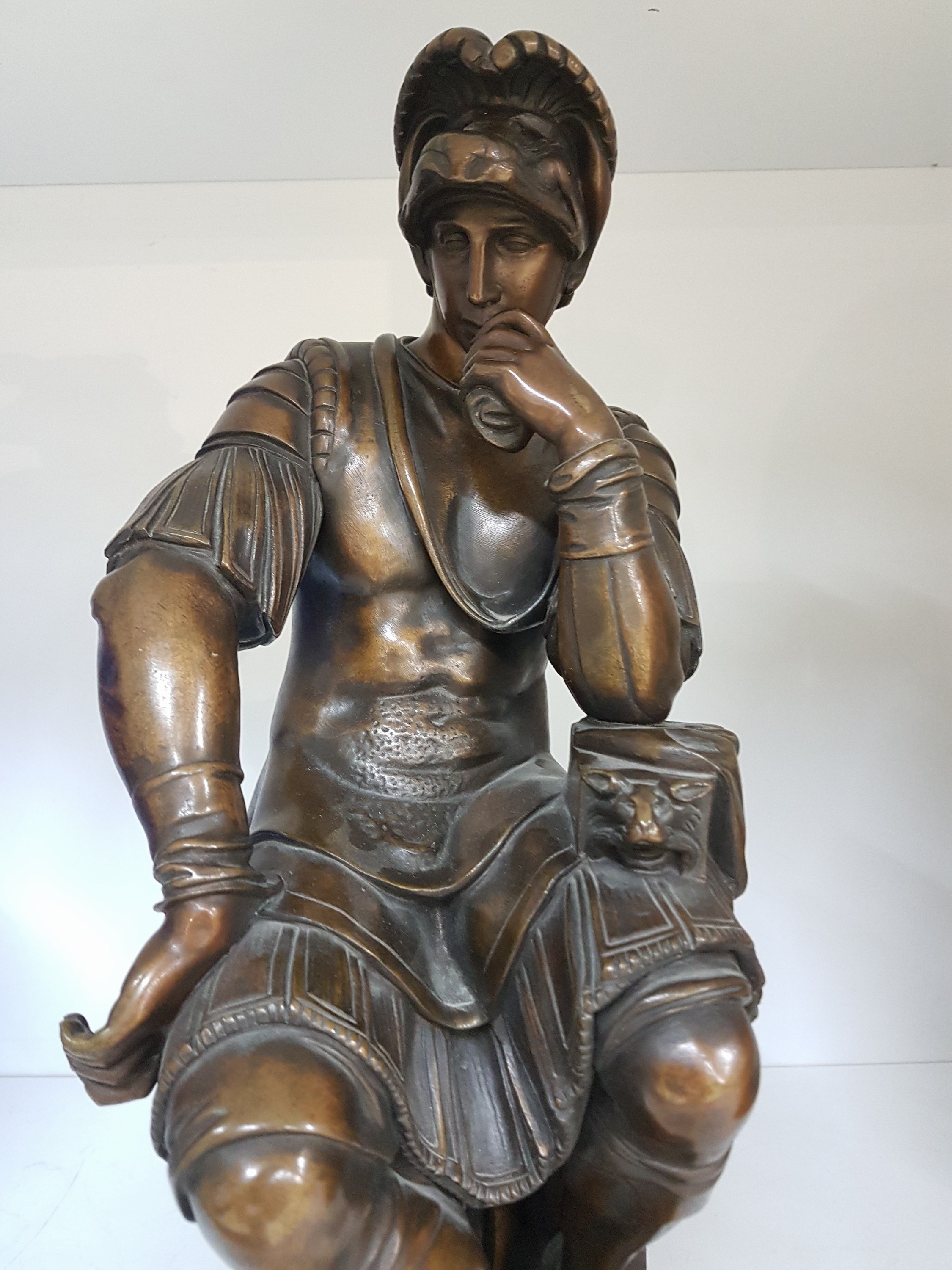 Detail a: Bronzeskulptur, nach Michelangelos Lorenzo de Medici, um 1900, Bronze patiniert, nach dem Vorbild Michelangelos, Darstellung des sitzenden Lorenzo de ...