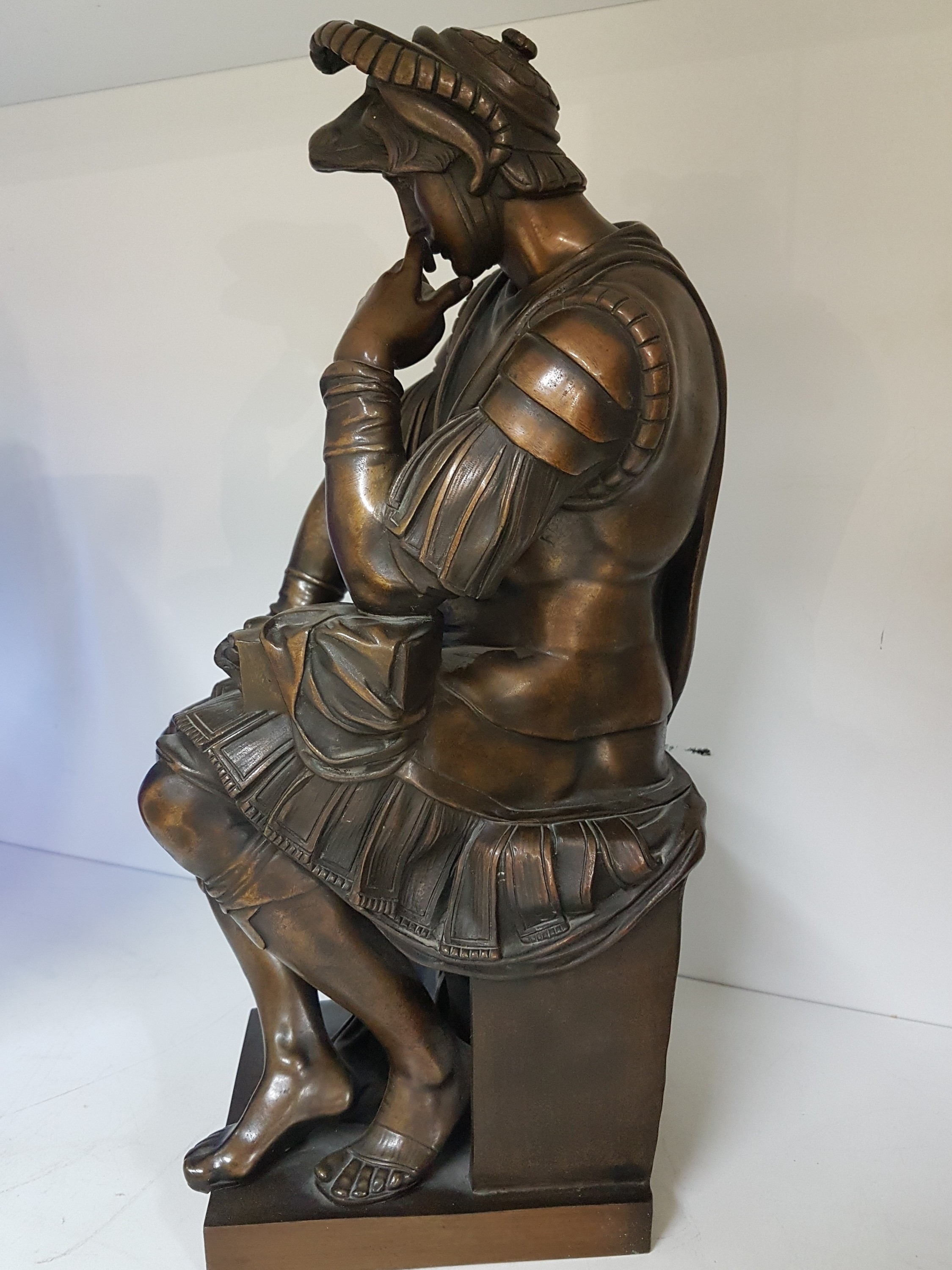 Detail b: Bronzeskulptur, nach Michelangelos Lorenzo de Medici, um 1900, Bronze patiniert, nach dem Vorbild Michelangelos, Darstellung des sitzenden Lorenzo de ...