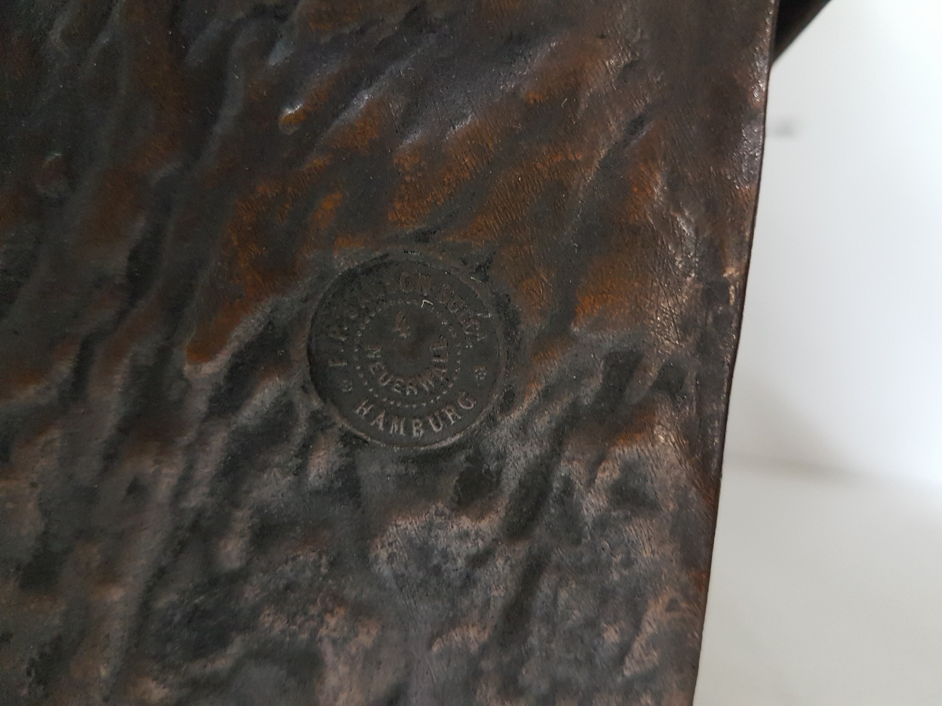 Detail d: Bronzeskulptur, nach Michelangelos Lorenzo de Medici, um 1900, Bronze patiniert, nach dem Vorbild Michelangelos, Darstellung des sitzenden Lorenzo de ...