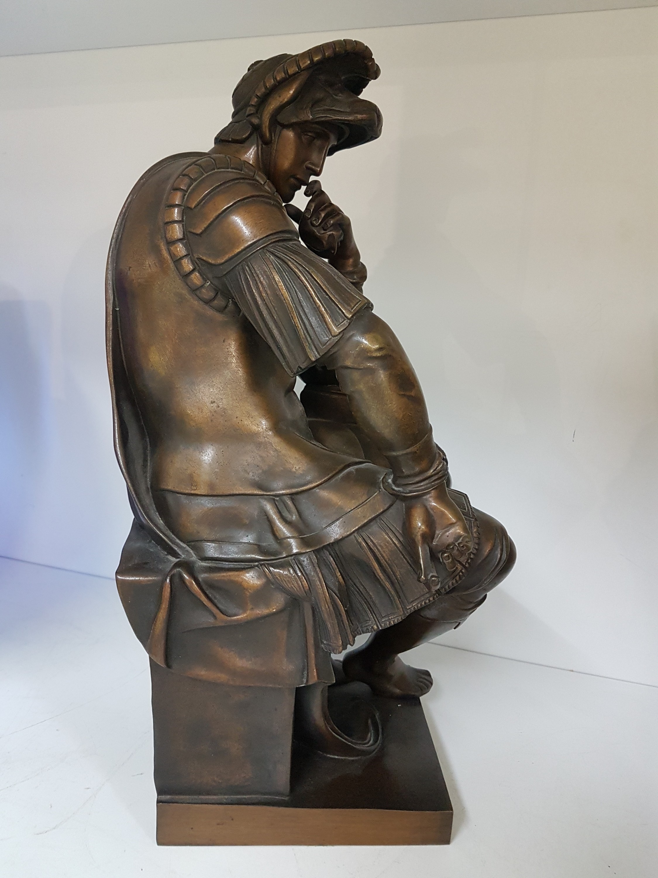 Detail e: Bronzeskulptur, nach Michelangelos Lorenzo de Medici, um 1900, Bronze patiniert, nach dem Vorbild Michelangelos, Darstellung des sitzenden Lorenzo de ...