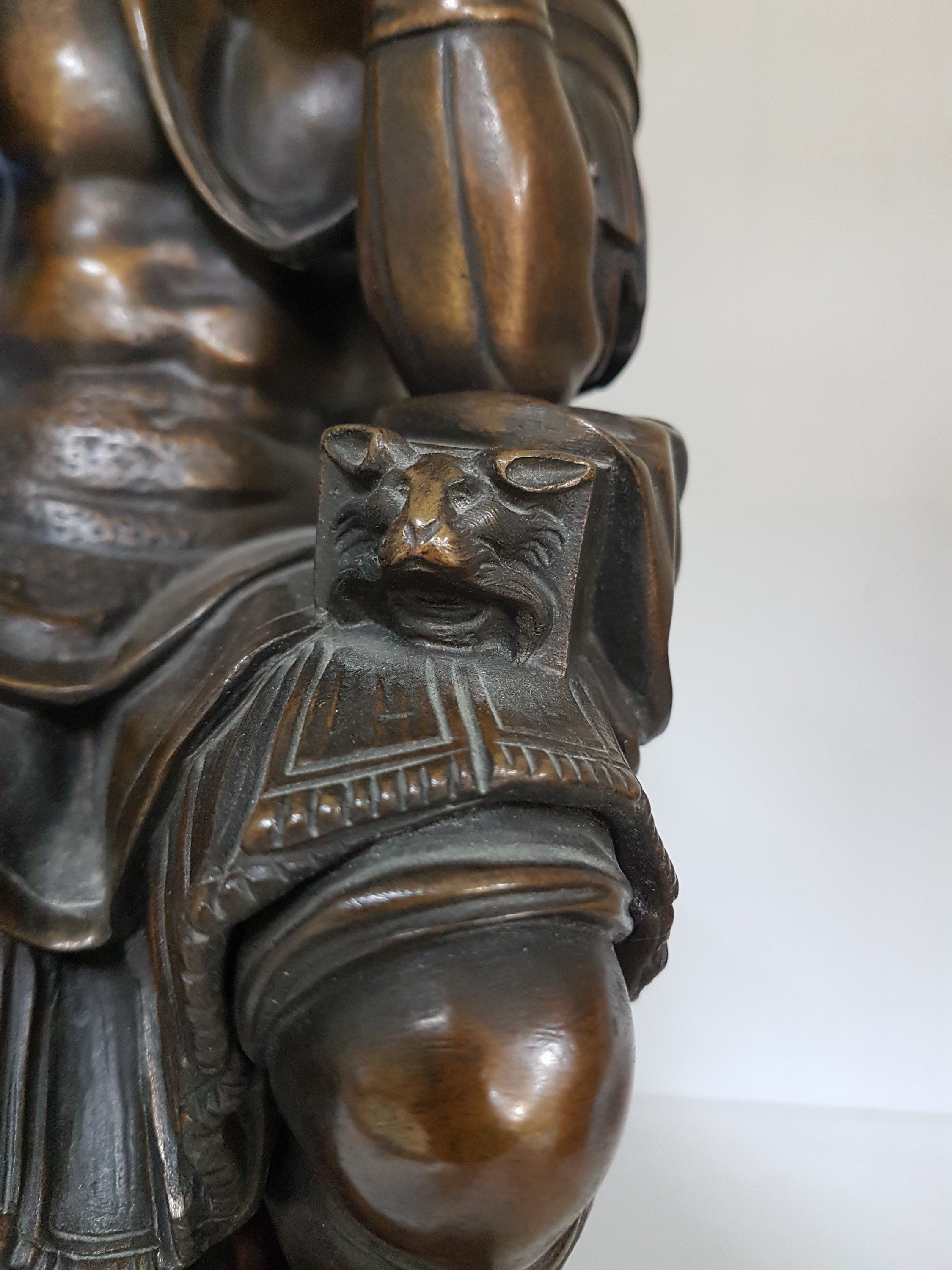 Detail g: Bronzeskulptur, nach Michelangelos Lorenzo de Medici, um 1900, Bronze patiniert, nach dem Vorbild Michelangelos, Darstellung des sitzenden Lorenzo de ...