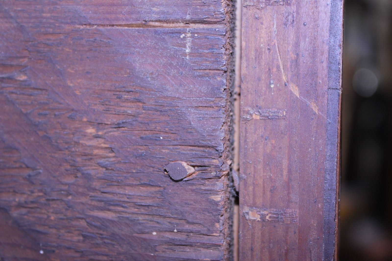 Detail e: Barock-Sekretär/Tabernakel, um 1740/50, Nußbaumfurnier, dreischübige Kommode, Front und Seiten geschwungen, Mitteilteil als Sekretär mit ...
