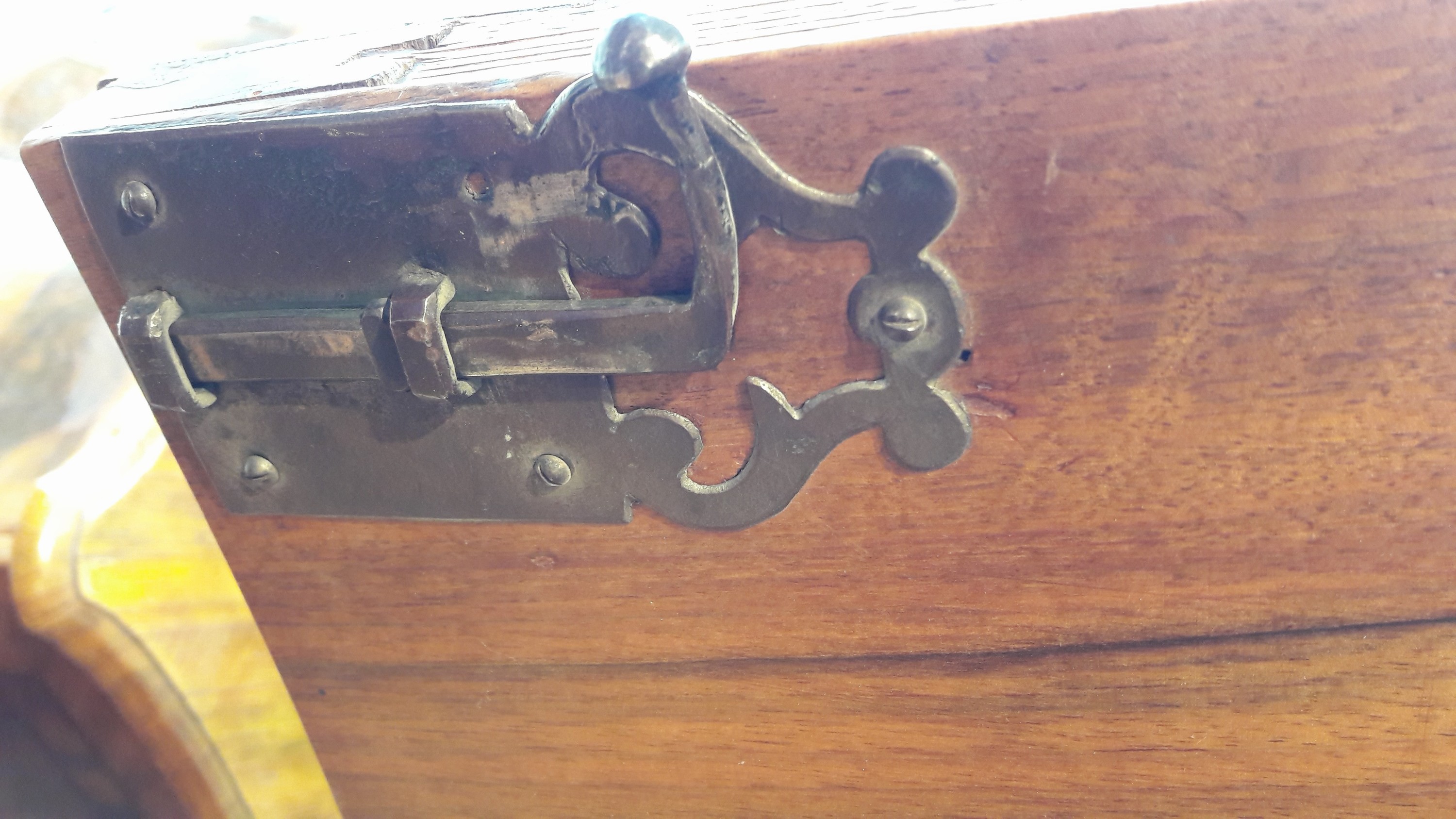 Detail k: Barock-Sekretär/Tabernakel, um 1740/50, Nußbaumfurnier, dreischübige Kommode, Front und Seiten geschwungen, Mitteilteil als Sekretär mit ...