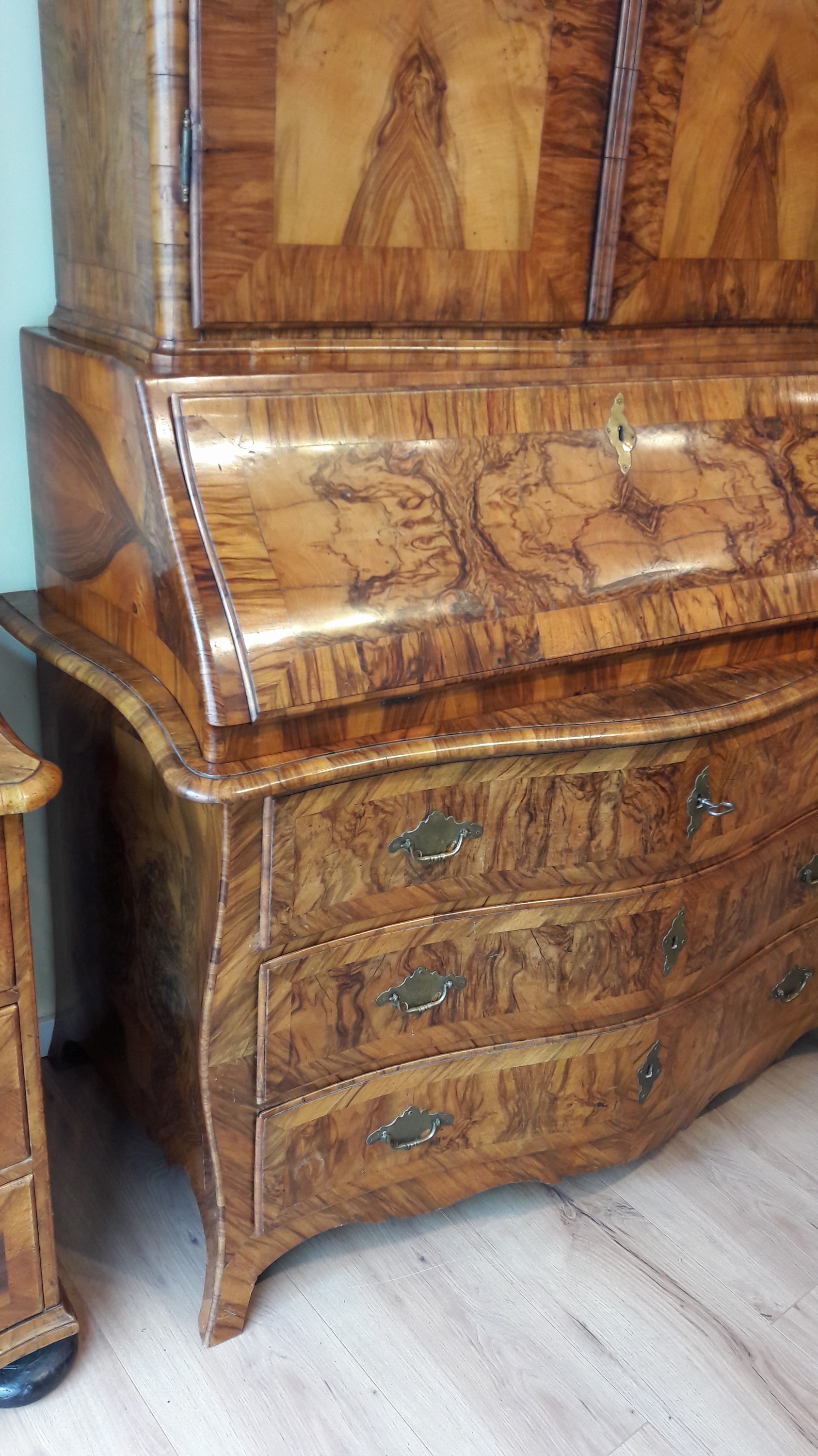 Detail m: Barock-Sekretär/Tabernakel, um 1740/50, Nußbaumfurnier, dreischübige Kommode, Front und Seiten geschwungen, Mitteilteil als Sekretär mit ...