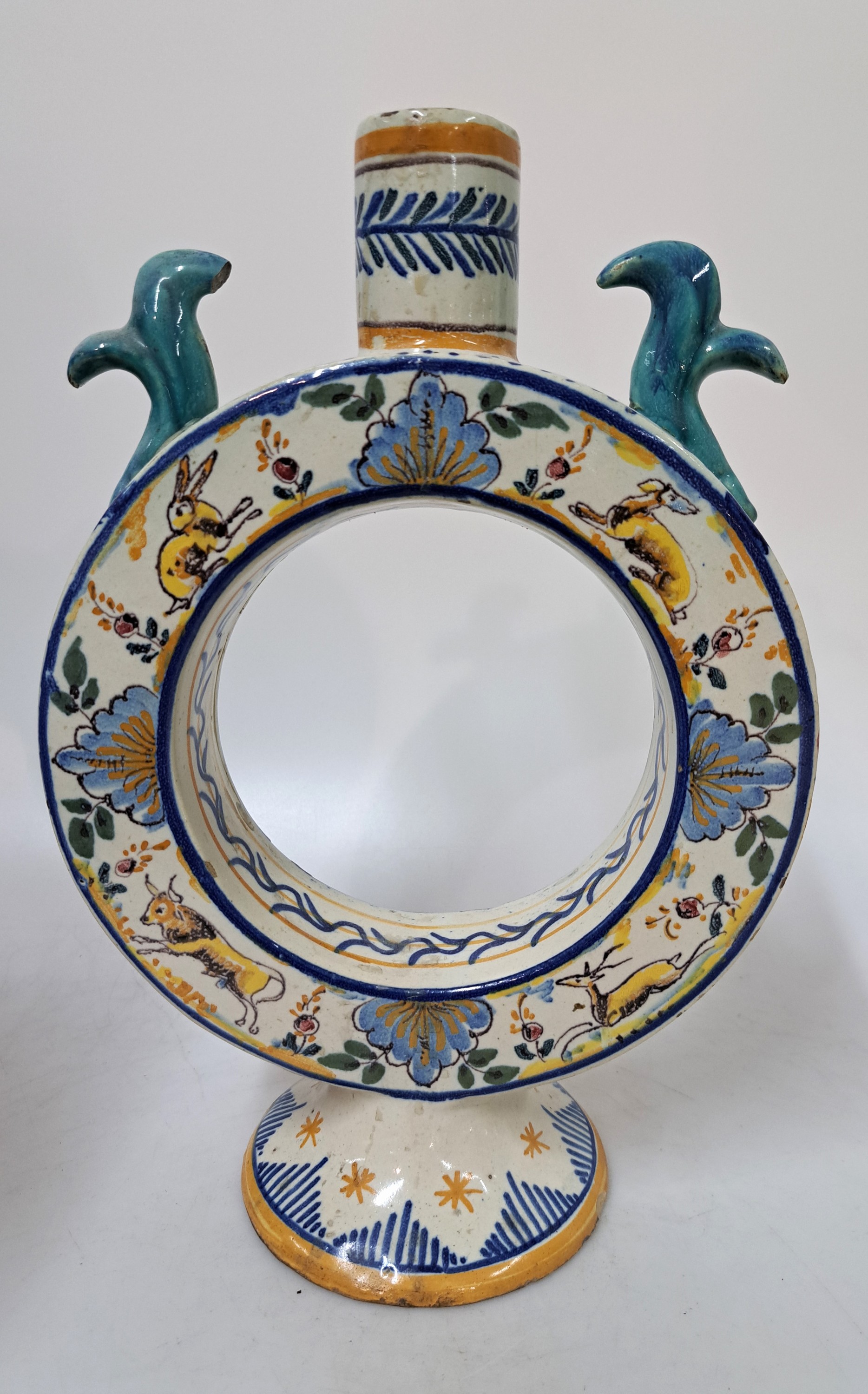 Detail a: Fayence-Vase, Frankreich, 19.Jh., Fayence, weiß glasiert, Bemalung mit Scharffeuerfarben, umlaufender Dekor mit Wildtieren, kreisförmiger Korpus, ...