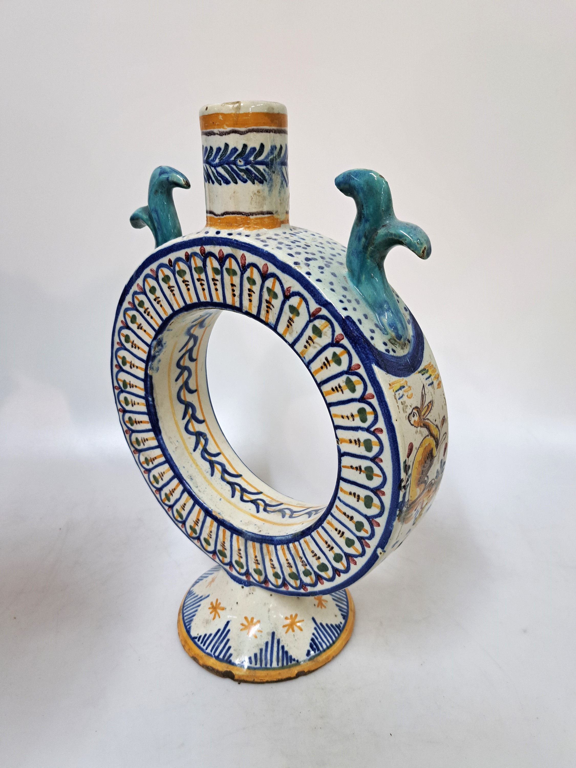Detail b: Fayence-Vase, Frankreich, 19.Jh., Fayence, weiß glasiert, Bemalung mit Scharffeuerfarben, umlaufender Dekor mit Wildtieren, kreisförmiger Korpus, ...