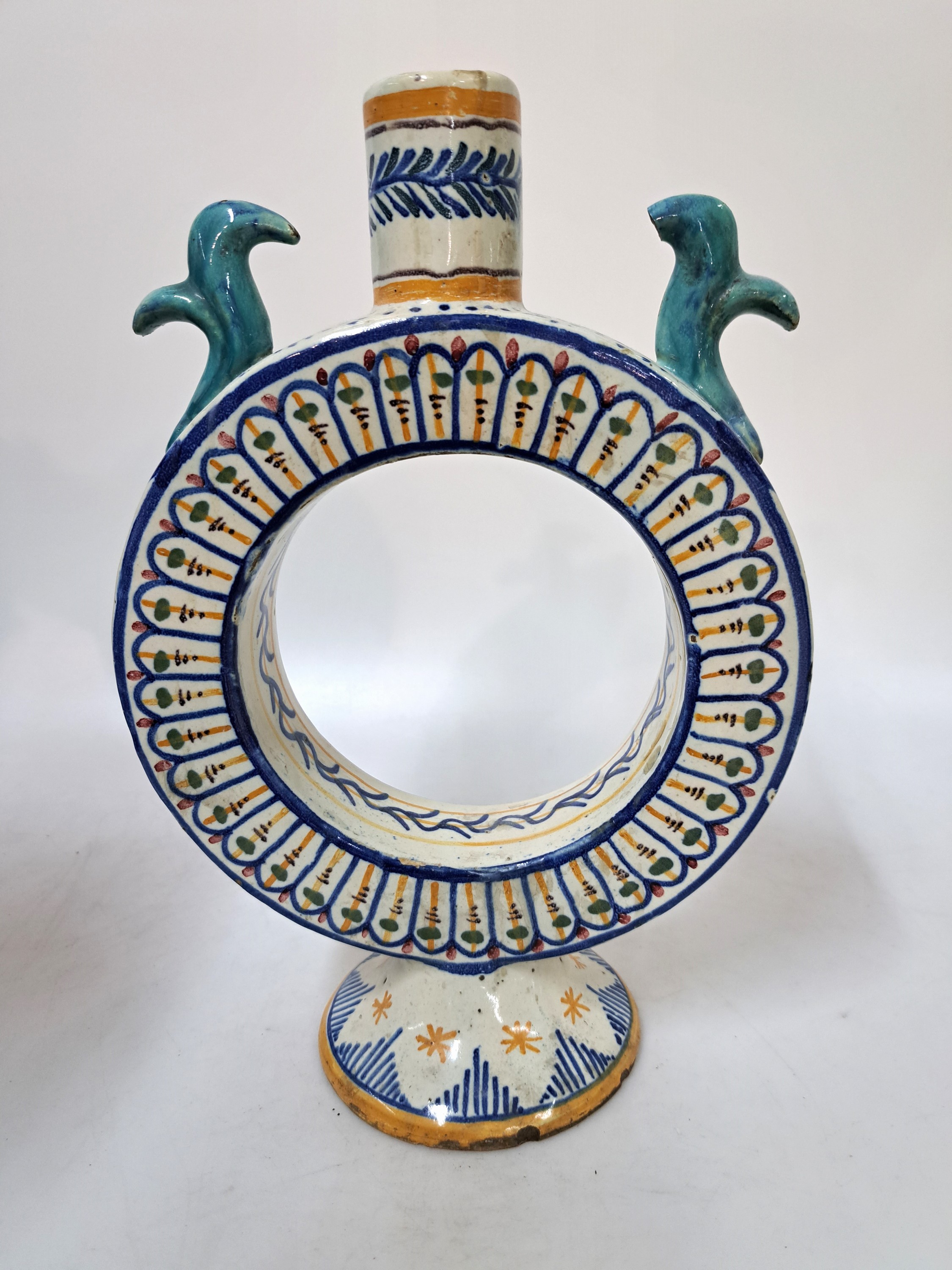 Detail c: Fayence-Vase, Frankreich, 19.Jh., Fayence, weiß glasiert, Bemalung mit Scharffeuerfarben, umlaufender Dekor mit Wildtieren, kreisförmiger Korpus, ...