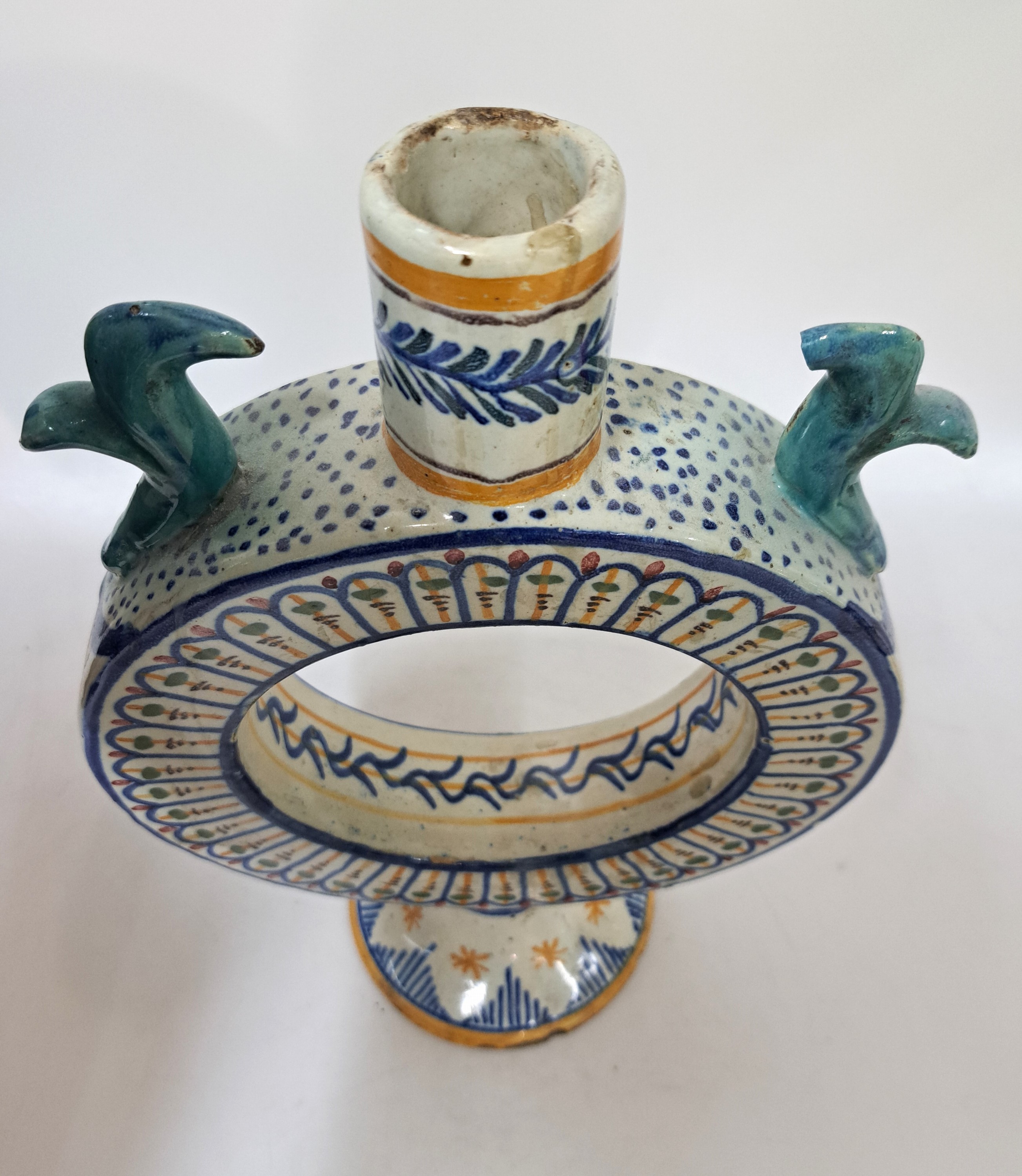 Detail d: Fayence-Vase, Frankreich, 19.Jh., Fayence, weiß glasiert, Bemalung mit Scharffeuerfarben, umlaufender Dekor mit Wildtieren, kreisförmiger Korpus, ...
