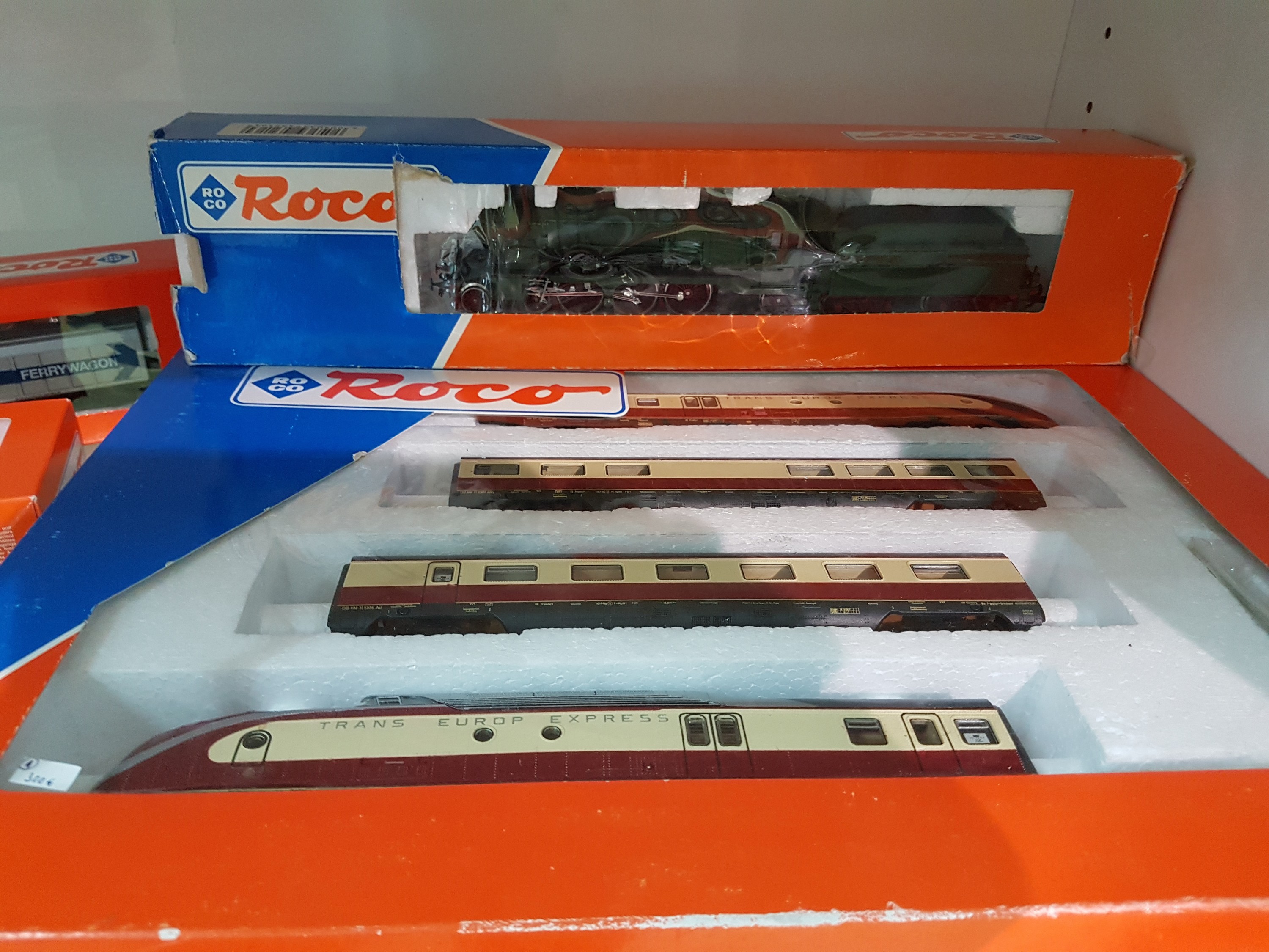 Detail c: Konvolut Modelleisenbahnen Spur H0, Roco, Zugset 43011, Loks 4128A, 43636, 43522, 43216; Wägen 3x 46919, 2x 44467, 2x 4293 (1x ohne OVP), 2x 46031, ...