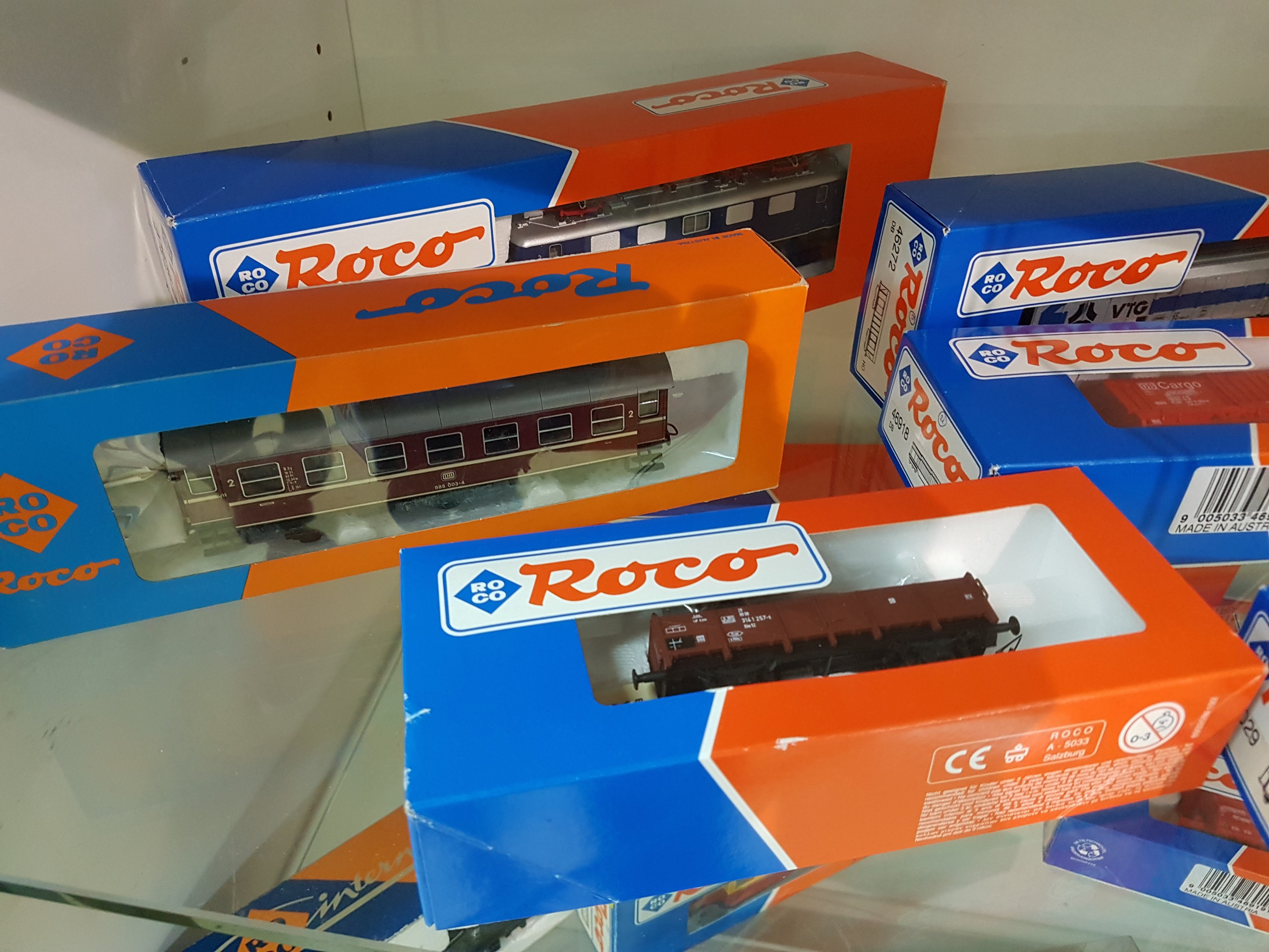 Detail d: Konvolut Modelleisenbahnen Spur H0, Roco, Zugset 43011, Loks 4128A, 43636, 43522, 43216; Wägen 3x 46919, 2x 44467, 2x 4293 (1x ohne OVP), 2x 46031, ...