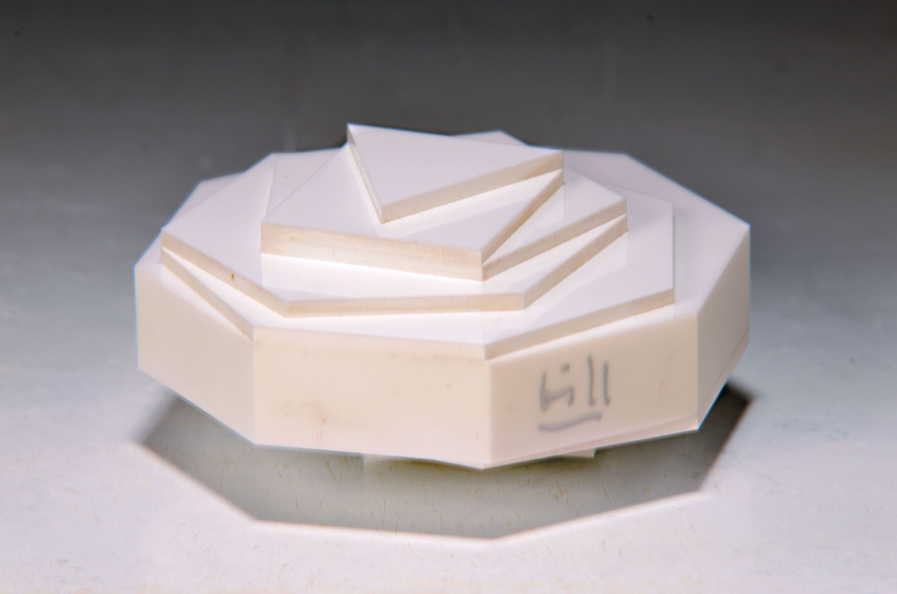 Max Bill, 1908 Winterthur-1994, 3-8 Eck, Kleinplastik aus weißem Plexiglas, sign., D. ca. 10cm