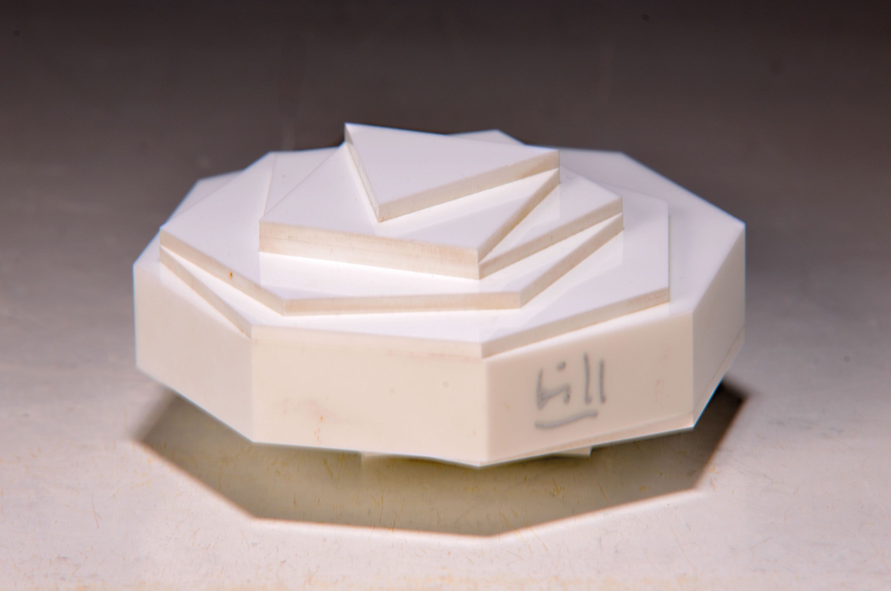 Detail k: Max Bill, 1908 Winterthur-1994, 3-8 Eck, Kleinplastik aus weißem Plexiglas, sign., D. ca. 10cm