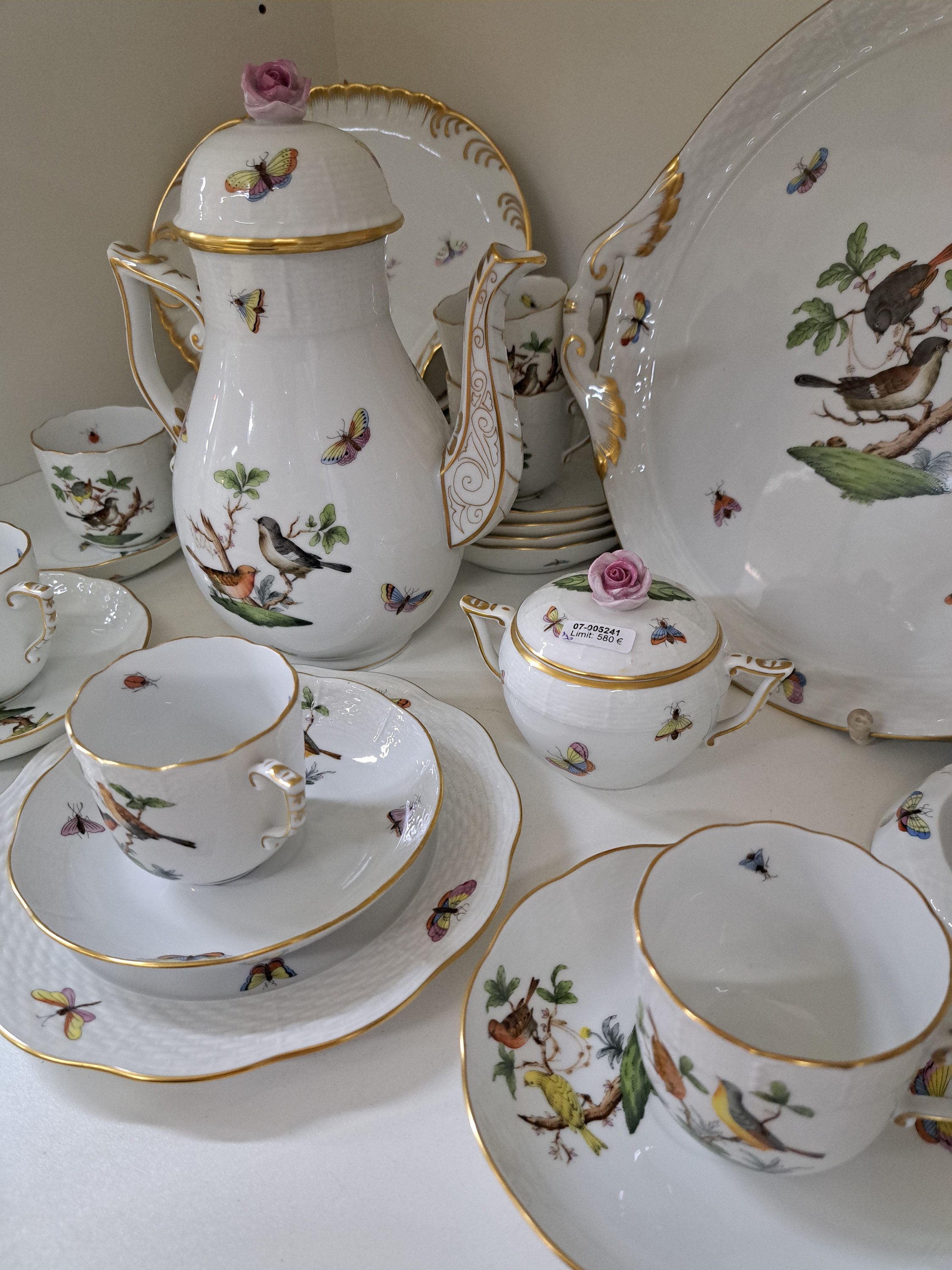 Detail b: Kaffeeservice, Herend, 2. Hälfte 20. Jh., Rothschild, Kaffeekanne, Zuckerdose, acht Tassen mit Untertassen, 8 Dessertteller, D. 19cm, ein ...