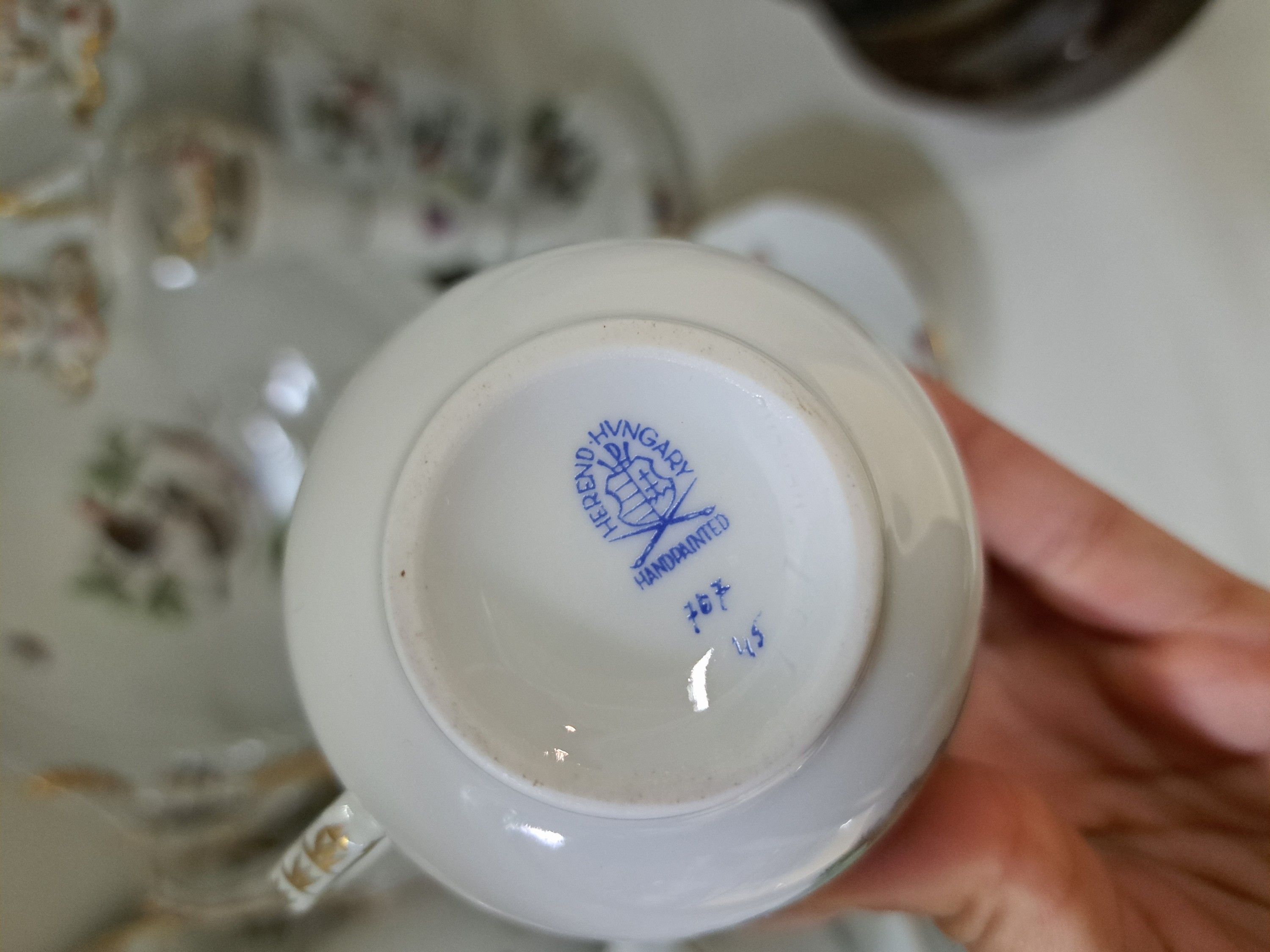 Detail c: Kaffeeservice, Herend, 2. Hälfte 20. Jh., Rothschild, Kaffeekanne, Zuckerdose, acht Tassen mit Untertassen, 8 Dessertteller, D. 19cm, ein ...