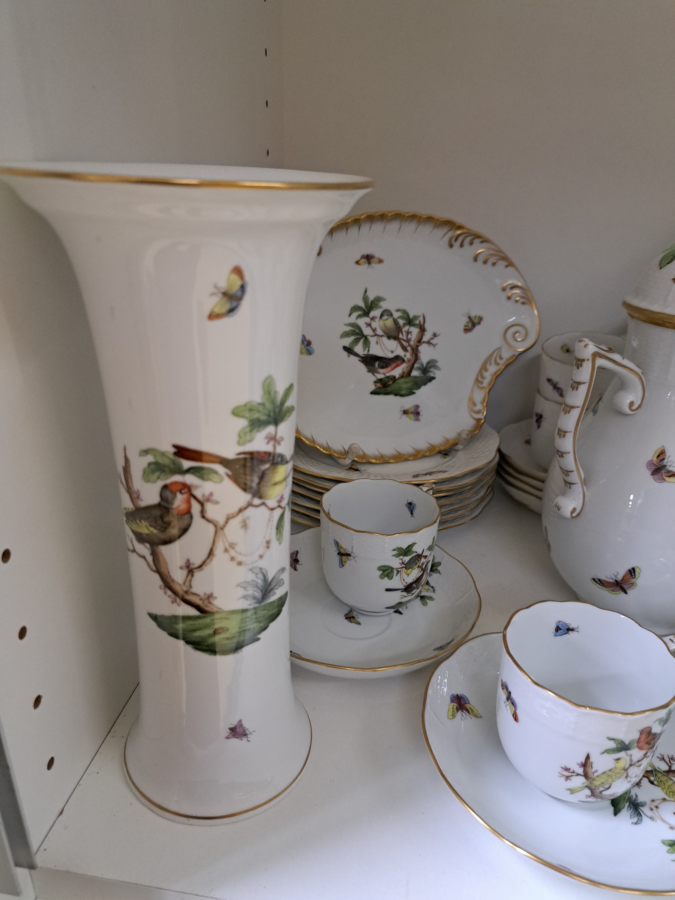 Detail d: Kaffeeservice, Herend, 2. Hälfte 20. Jh., Rothschild, Kaffeekanne, Zuckerdose, acht Tassen mit Untertassen, 8 Dessertteller, D. 19cm, ein ...