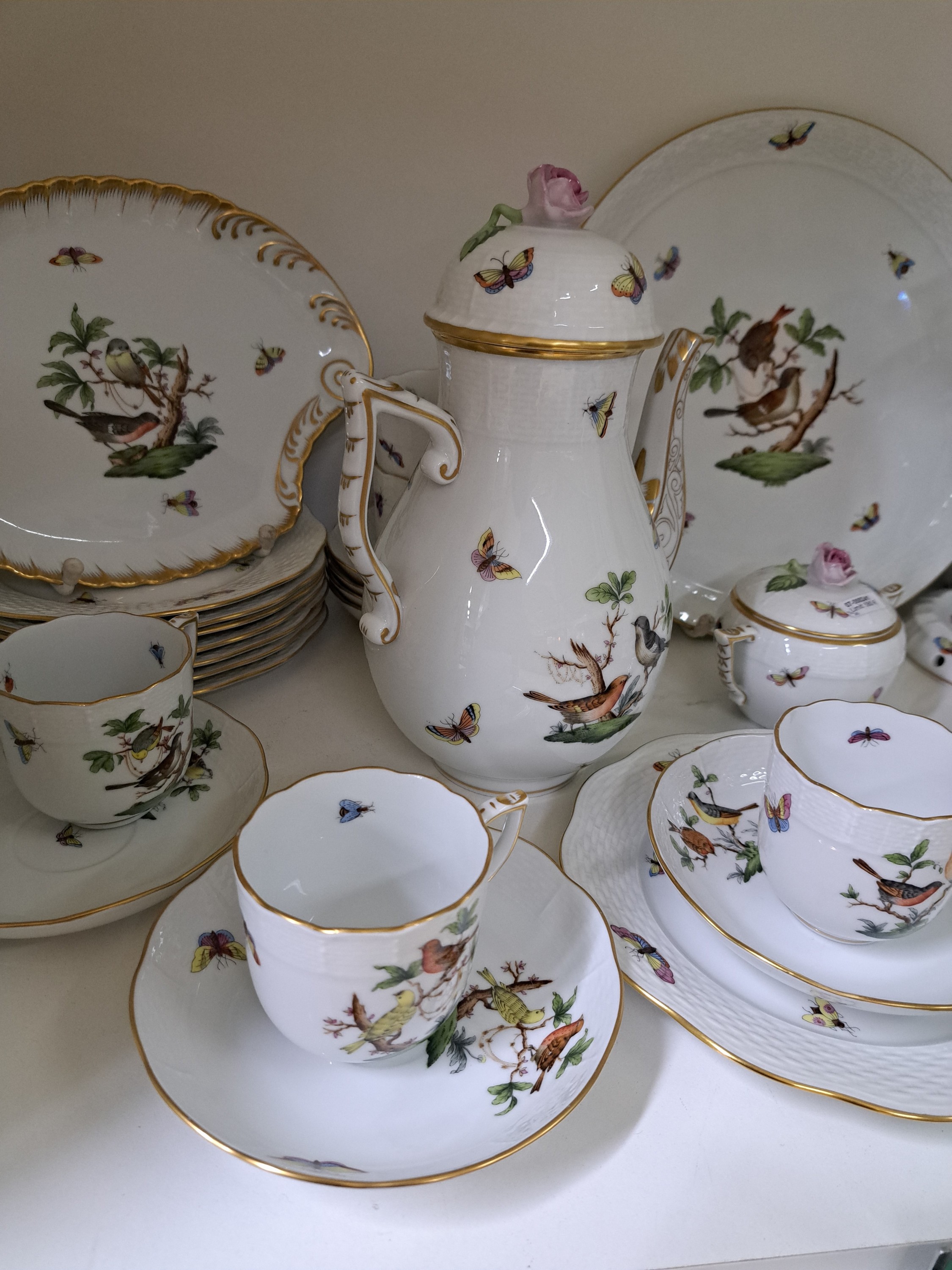 Detail e: Kaffeeservice, Herend, 2. Hälfte 20. Jh., Rothschild, Kaffeekanne, Zuckerdose, acht Tassen mit Untertassen, 8 Dessertteller, D. 19cm, ein ...