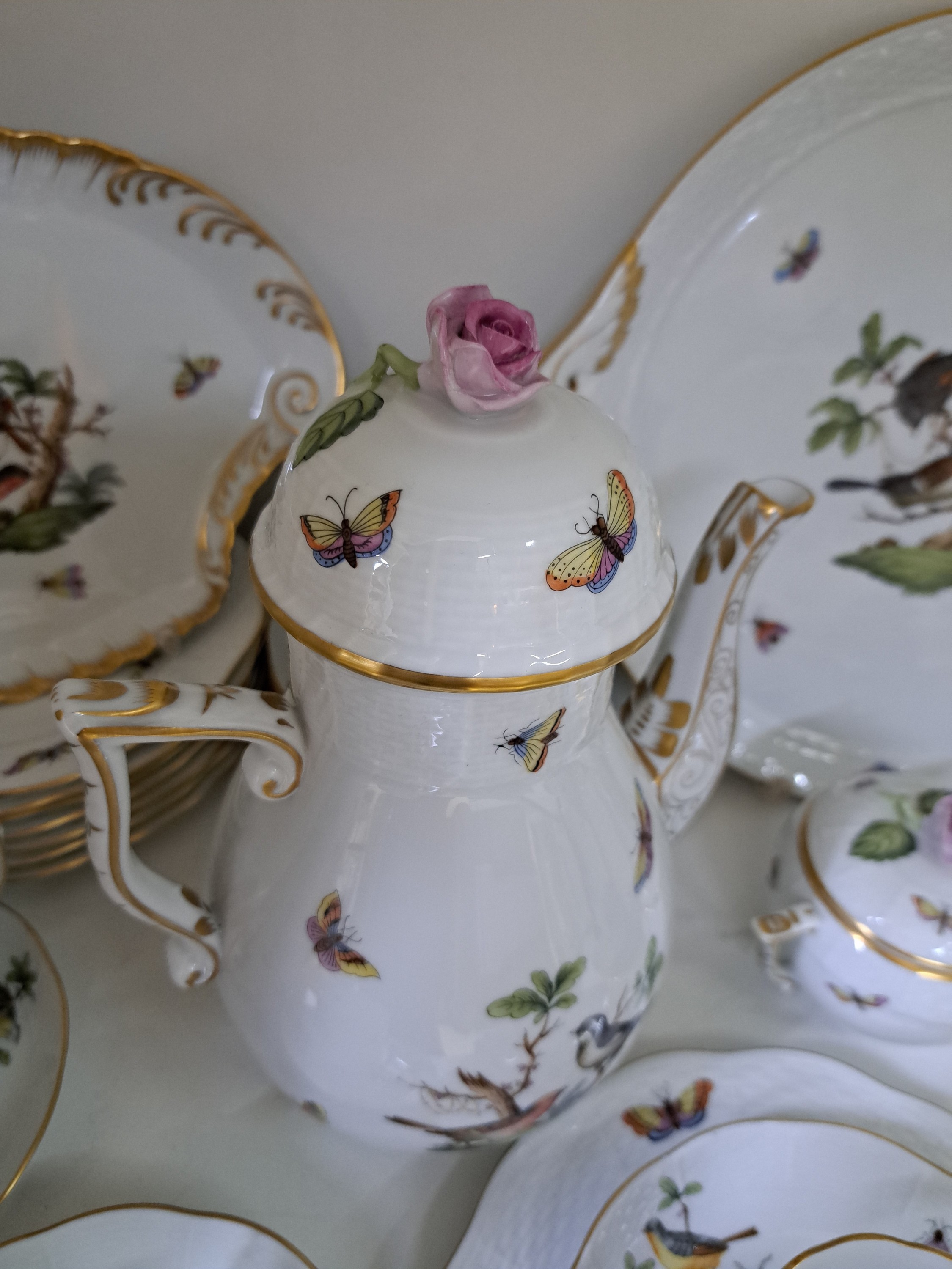 Detail f: Kaffeeservice, Herend, 2. Hälfte 20. Jh., Rothschild, Kaffeekanne, Zuckerdose, acht Tassen mit Untertassen, 8 Dessertteller, D. 19cm, ein ...