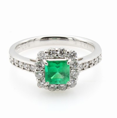 Image Ring mit Smaragd und Brillanten, 950er Pla- tin, kulumbianischer Smaragd ca. 0.59 ct im ...