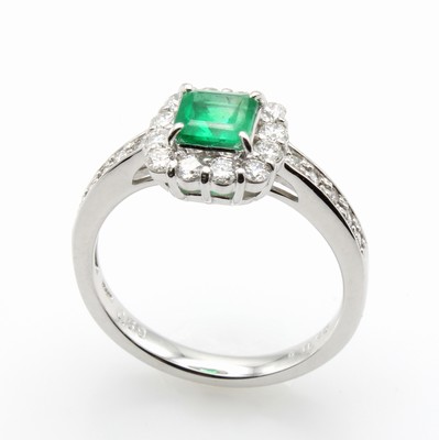 26953960a - Ring mit Smaragd und Brillanten, 950er Pla- tin, kulumbianischer Smaragd ca. 0.59 ct im ...