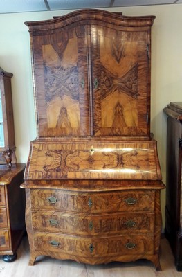 26953965f - Barock-Sekretär/Tabernakel, um 1740/50, Nußbaumfurnier, dreischübige ...