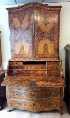26953965g - Barock-Sekretär/Tabernakel, um 1740/50, Nußbaumfurnier, dreischübige ...