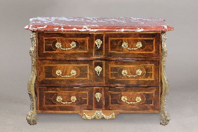 Image Kommode, Louis XIV, um 1720/30, Nußbaumfurnier, dreischübiger Korpus mit ...