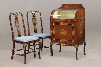 Image Kleine Sammlervitrine mit zwei Stühlen, England, 19.Jh., Mahagonifurnier, mit ...