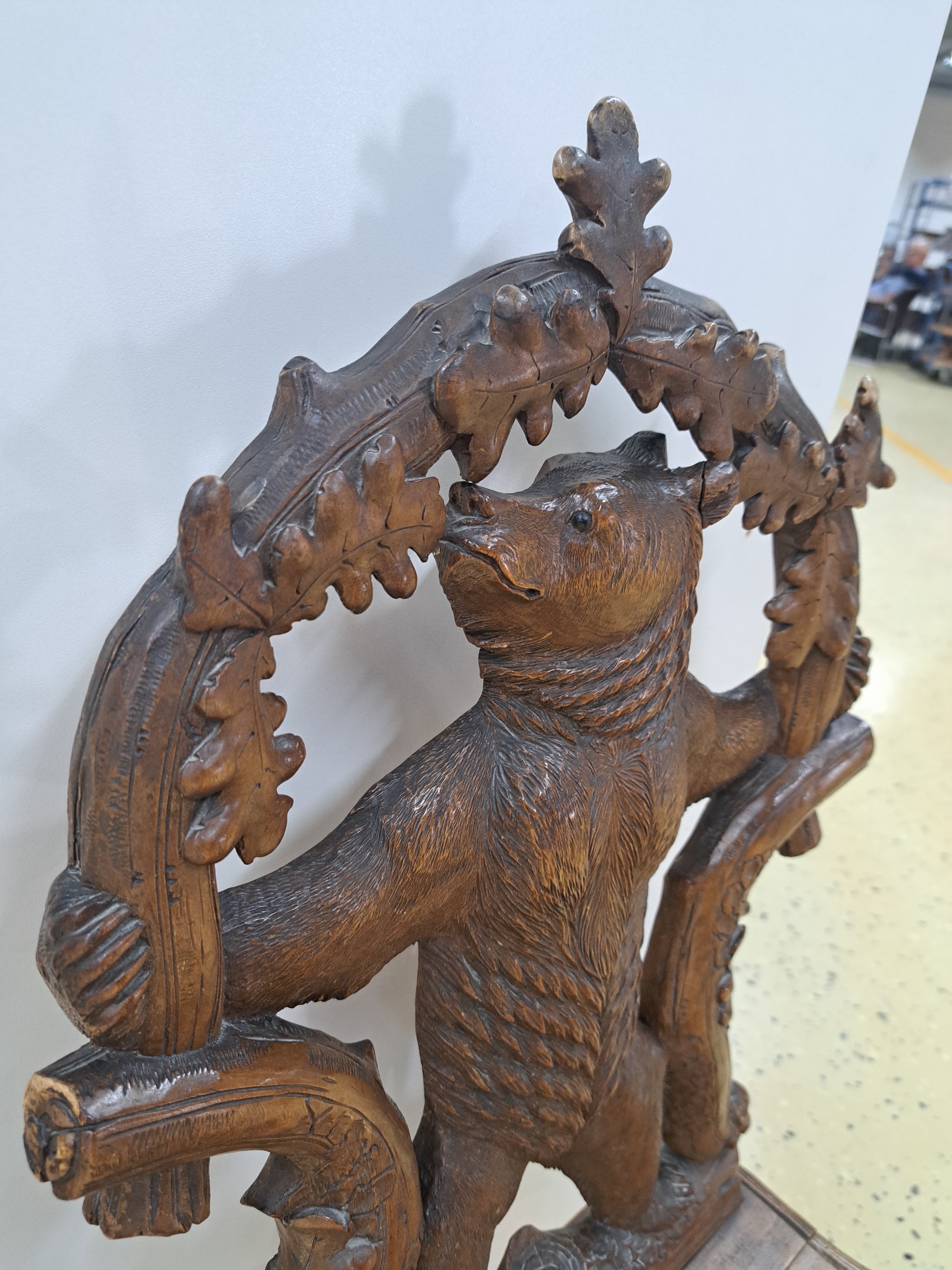 Detail c: sog. Bärenstuhl, wohl Brienz, Schweiz, um 1880/90, Holz geschnitzt, Rücklehne mit stehendem Bären von Eichenstämmen mit Blättern eingerahmt, ...