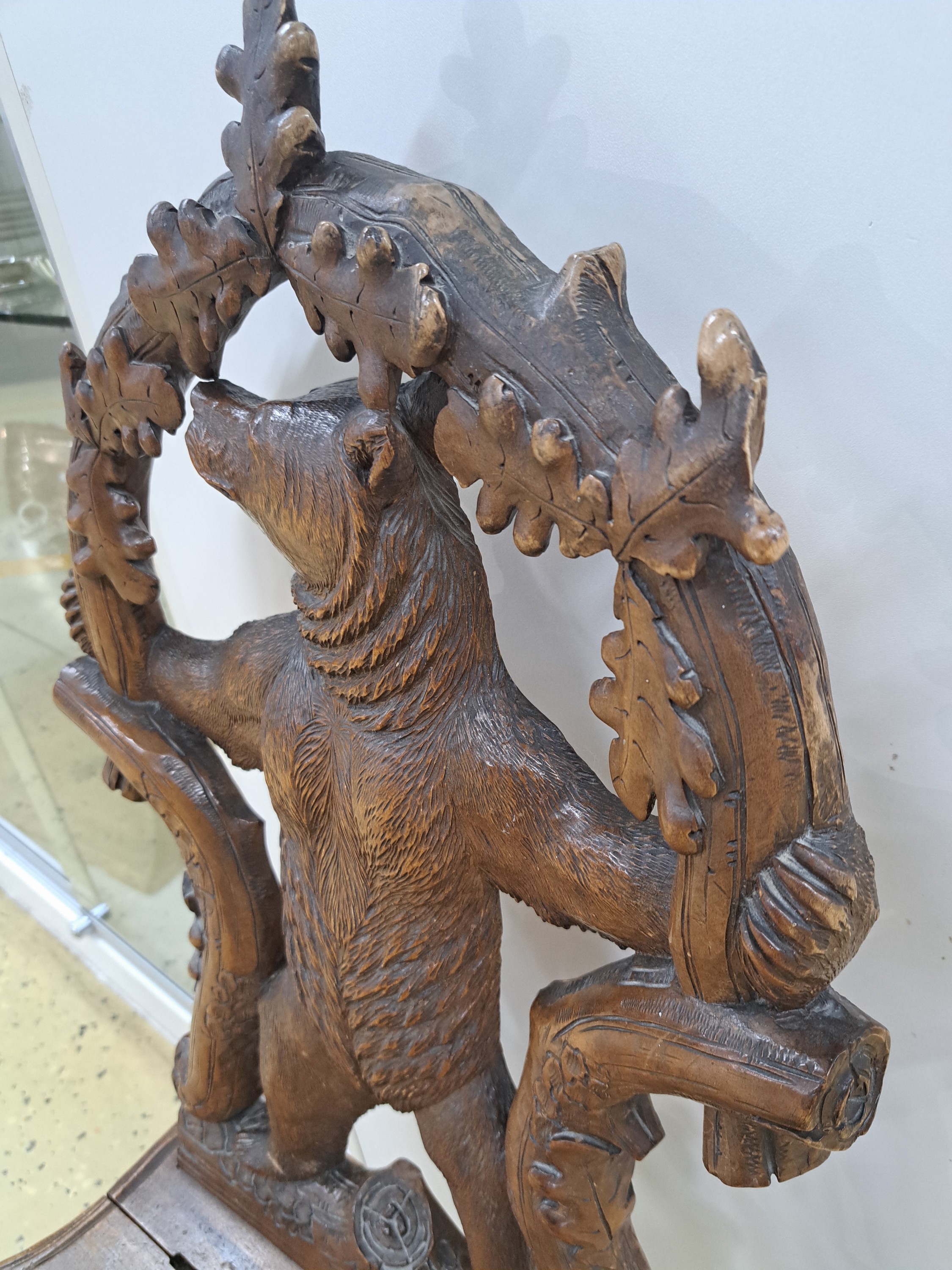 Detail d: sog. Bärenstuhl, wohl Brienz, Schweiz, um 1880/90, Holz geschnitzt, Rücklehne mit stehendem Bären von Eichenstämmen mit Blättern eingerahmt, ...