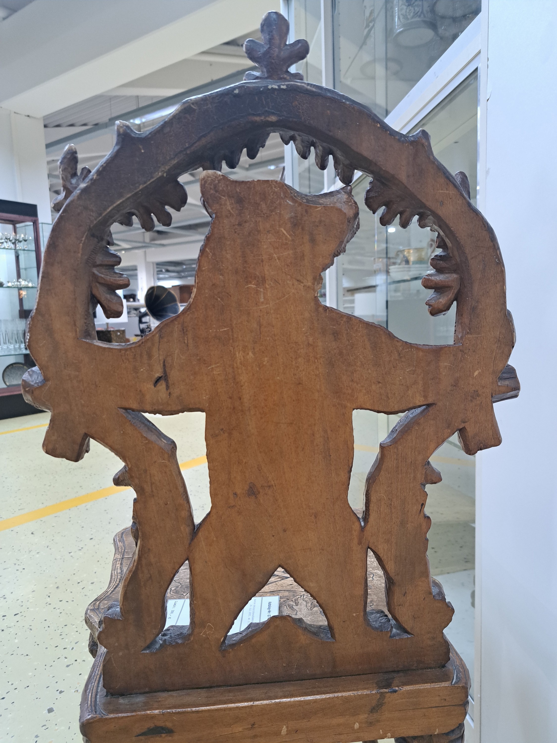 Detail e: sog. Bärenstuhl, wohl Brienz, Schweiz, um 1880/90, Holz geschnitzt, Rücklehne mit stehendem Bären von Eichenstämmen mit Blättern eingerahmt, ...
