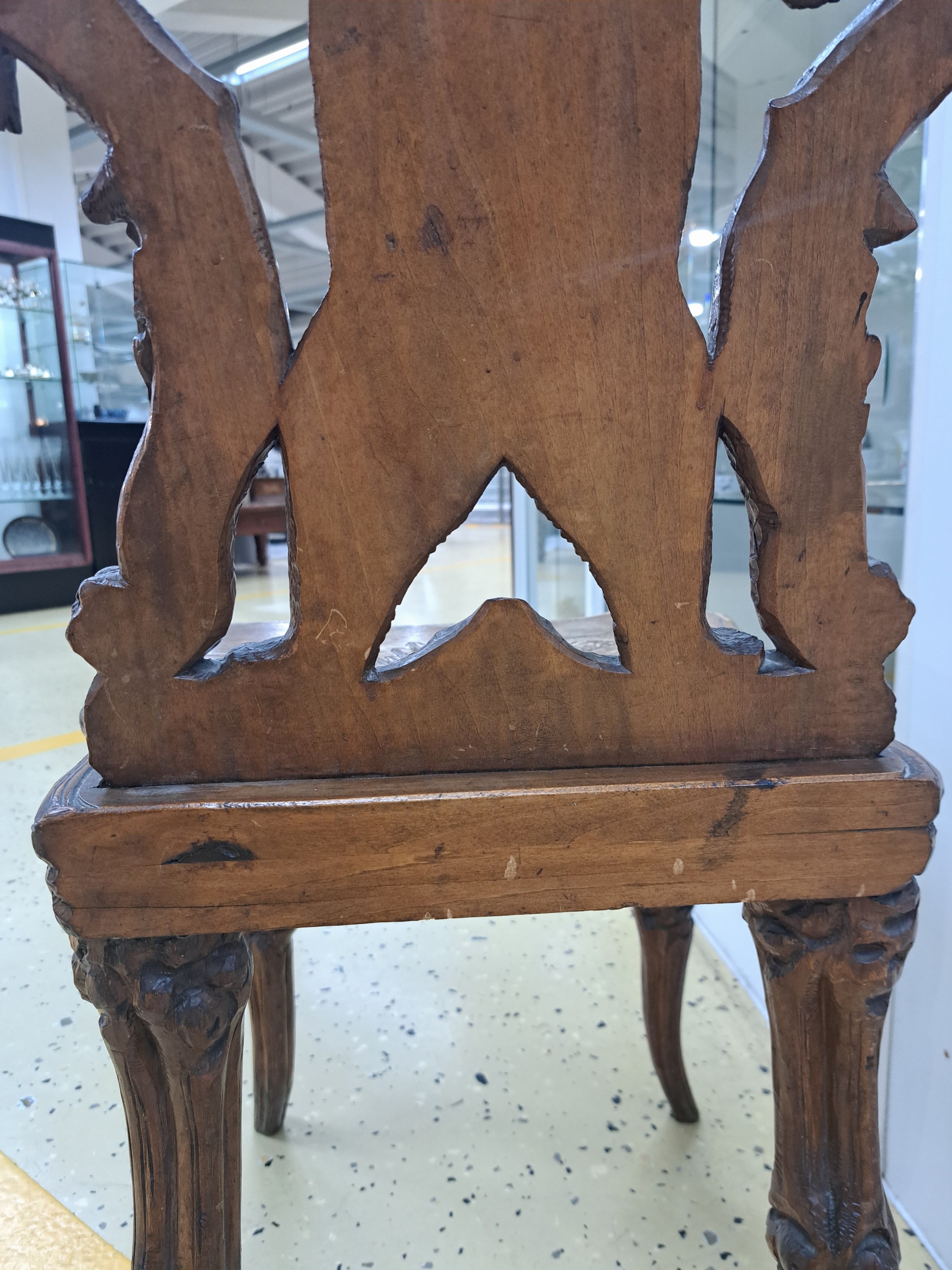 Detail f: sog. Bärenstuhl, wohl Brienz, Schweiz, um 1880/90, Holz geschnitzt, Rücklehne mit stehendem Bären von Eichenstämmen mit Blättern eingerahmt, ...