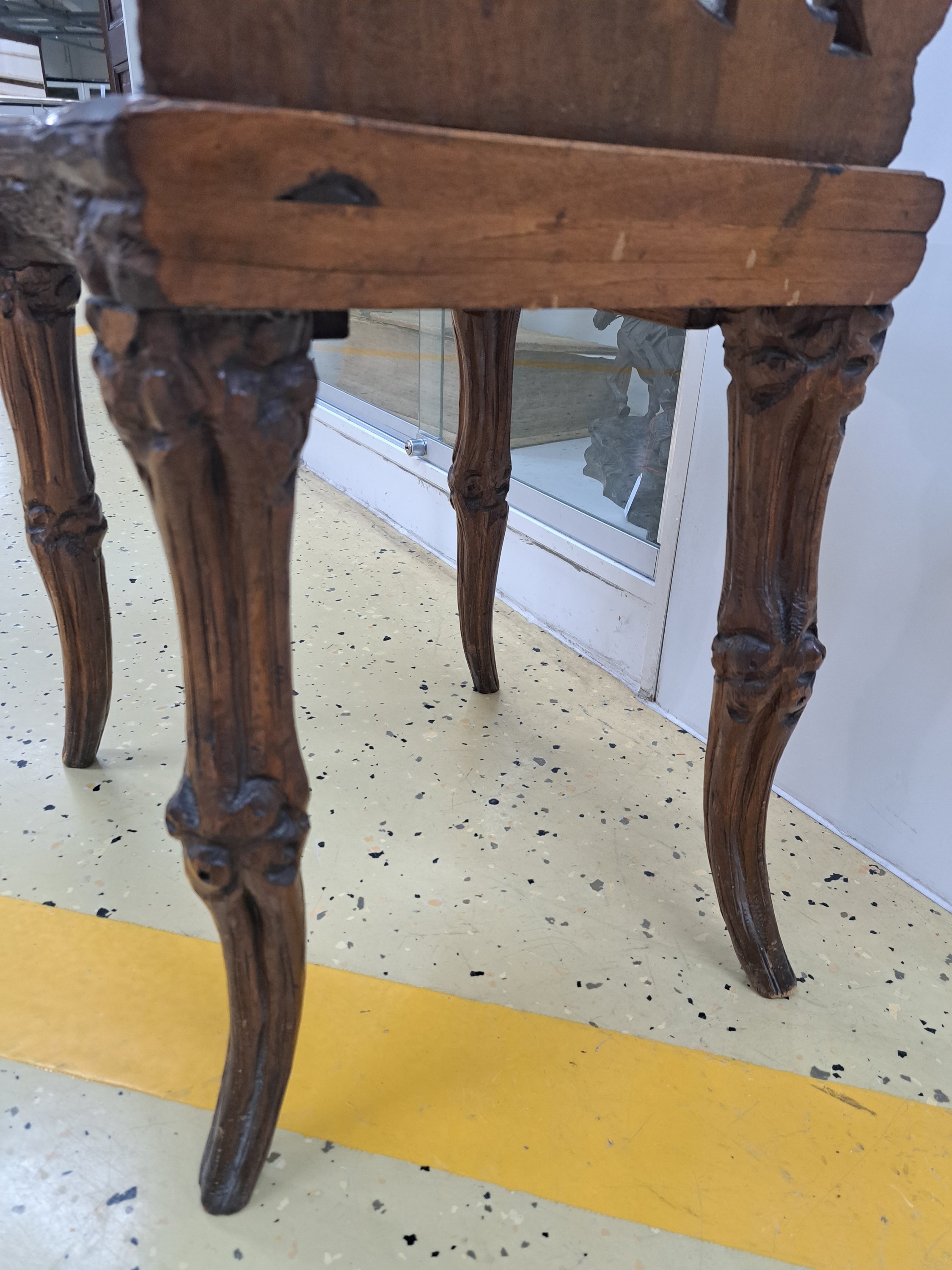 Detail g: sog. Bärenstuhl, wohl Brienz, Schweiz, um 1880/90, Holz geschnitzt, Rücklehne mit stehendem Bären von Eichenstämmen mit Blättern eingerahmt, ...