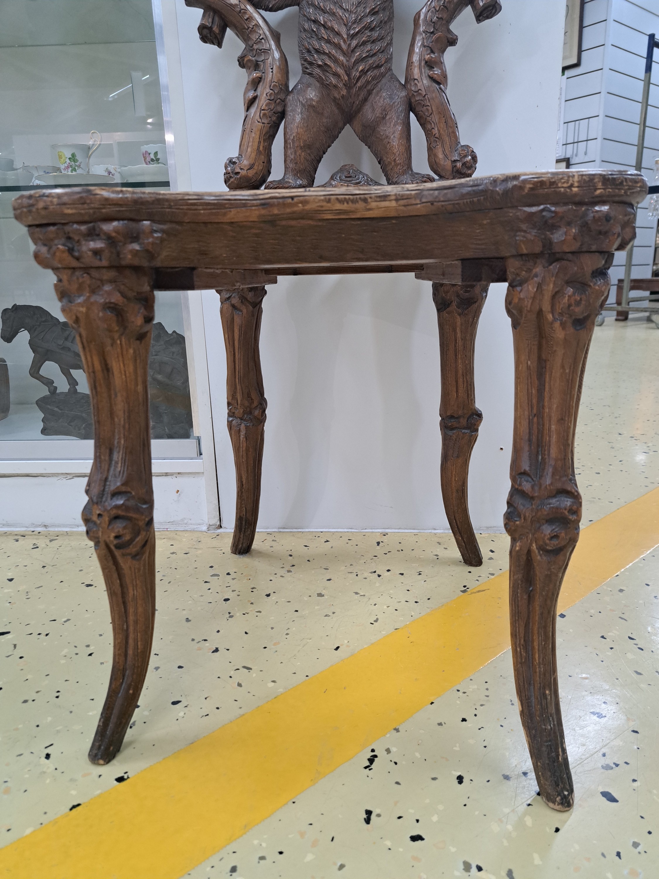 Detail j: sog. Bärenstuhl, wohl Brienz, Schweiz, um 1880/90, Holz geschnitzt, Rücklehne mit stehendem Bären von Eichenstämmen mit Blättern eingerahmt, ...