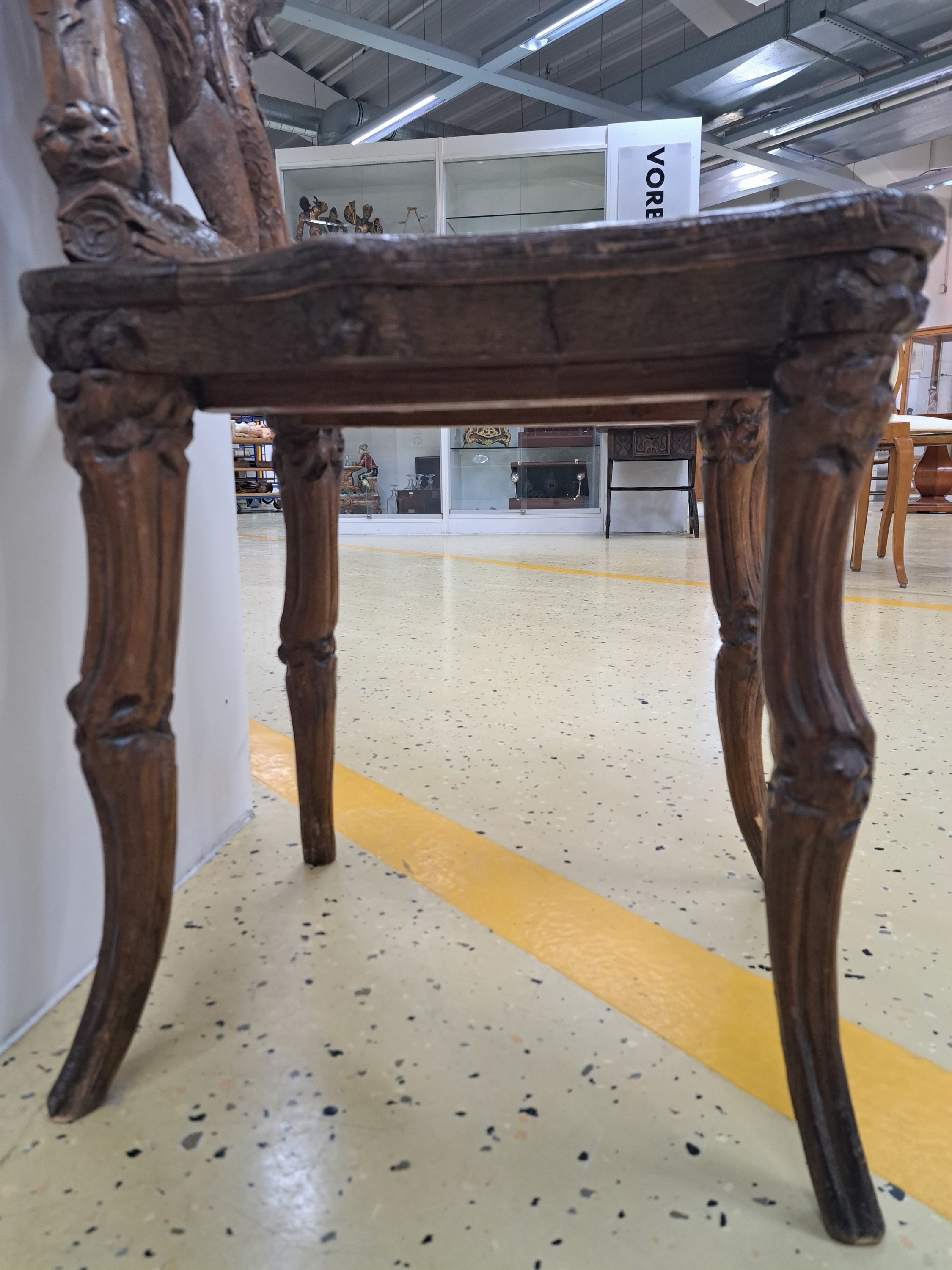 Detail k: sog. Bärenstuhl, wohl Brienz, Schweiz, um 1880/90, Holz geschnitzt, Rücklehne mit stehendem Bären von Eichenstämmen mit Blättern eingerahmt, ...