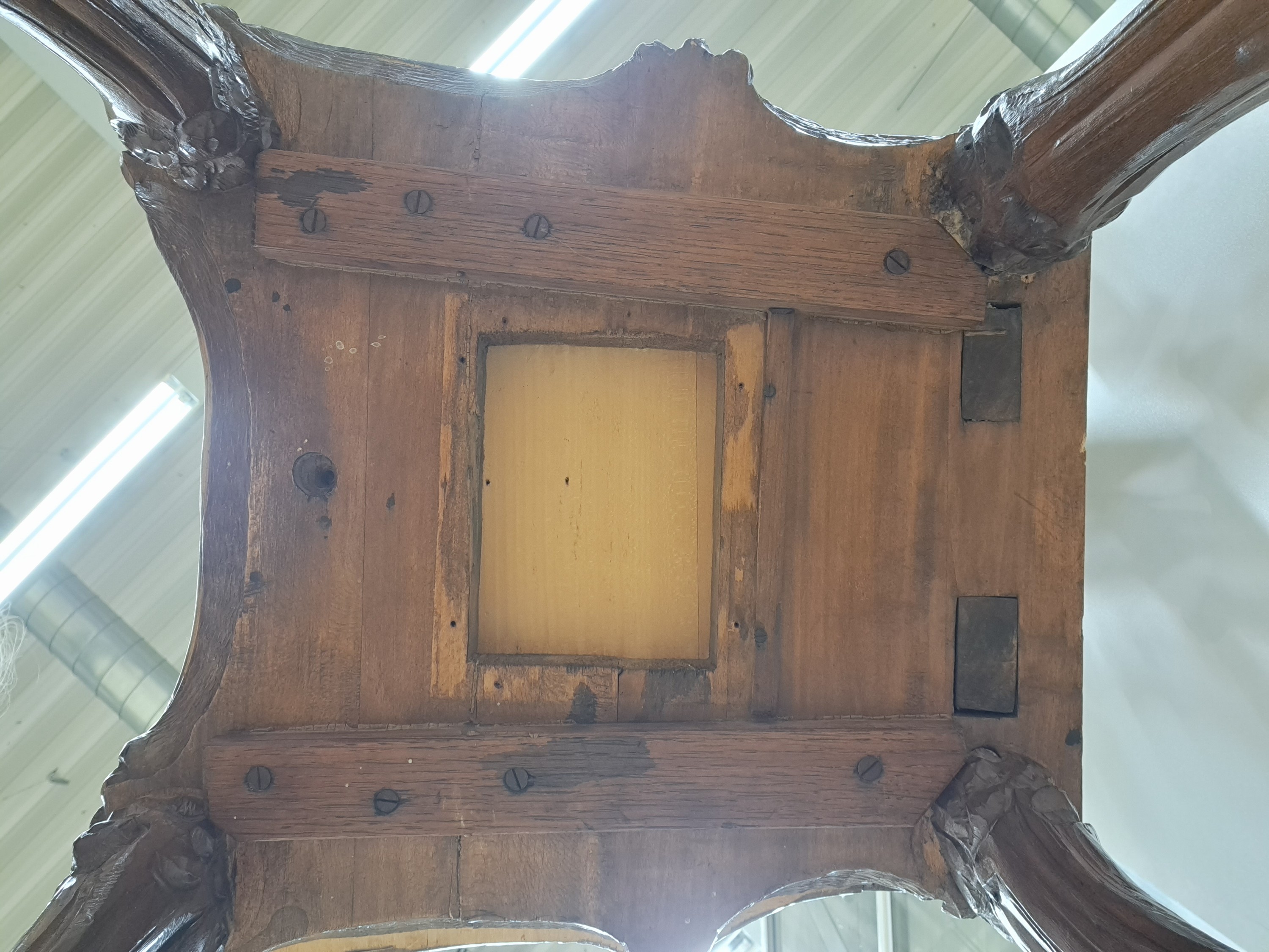 Detail l: sog. Bärenstuhl, wohl Brienz, Schweiz, um 1880/90, Holz geschnitzt, Rücklehne mit stehendem Bären von Eichenstämmen mit Blättern eingerahmt, ...