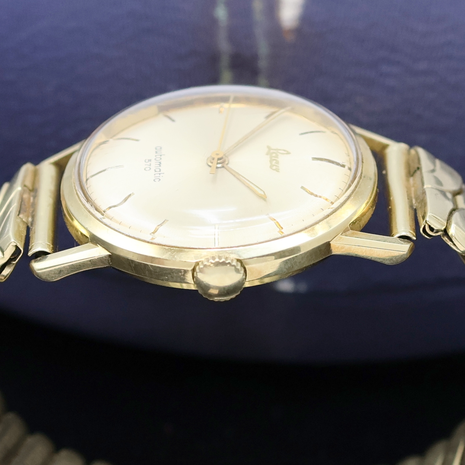 Detail c: LACO Herrenarmbanduhr in GG 585/000, Deutschland um 1970, Automatik, Boden verschr., neutr. Flexband m. Goldhauben in GG 585/000, silb. Zifferbl. m. ...
