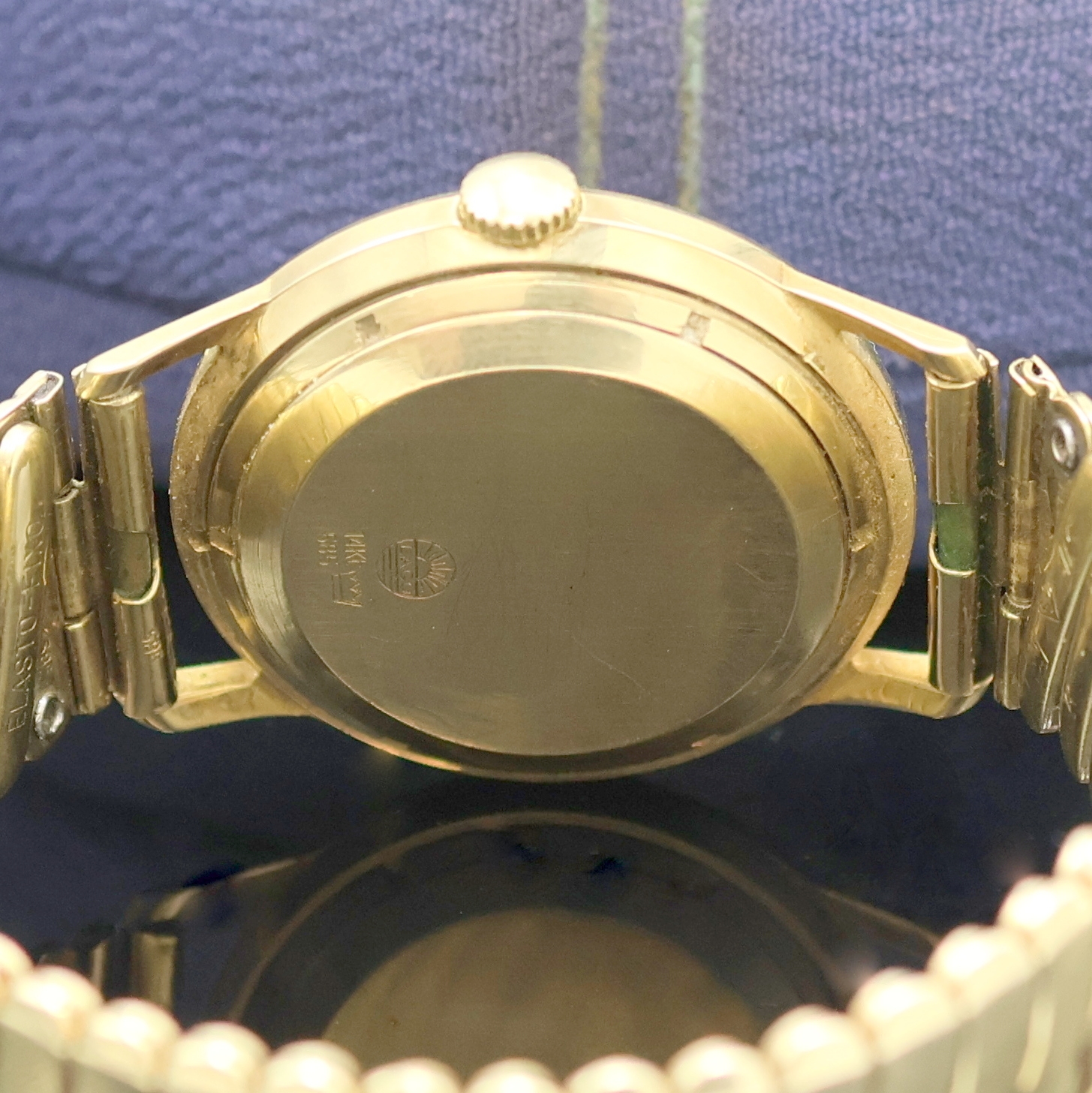 Detail d: LACO Herrenarmbanduhr in GG 585/000, Deutschland um 1970, Automatik, Boden verschr., neutr. Flexband m. Goldhauben in GG 585/000, silb. Zifferbl. m. ...