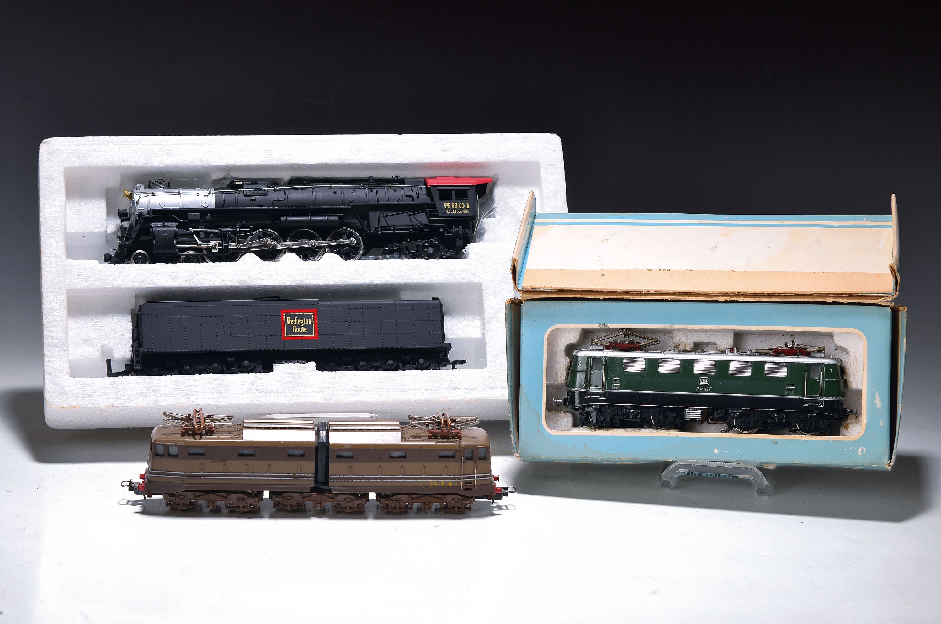 Konvolut Modelleisenbahnen Spur H0, Trix, Bachmann, Märklin u.a., Trix: 046852, 046854, 3332, 2x 3733, 3734; Bachmann Set Galaxy EZ-Track-System ...