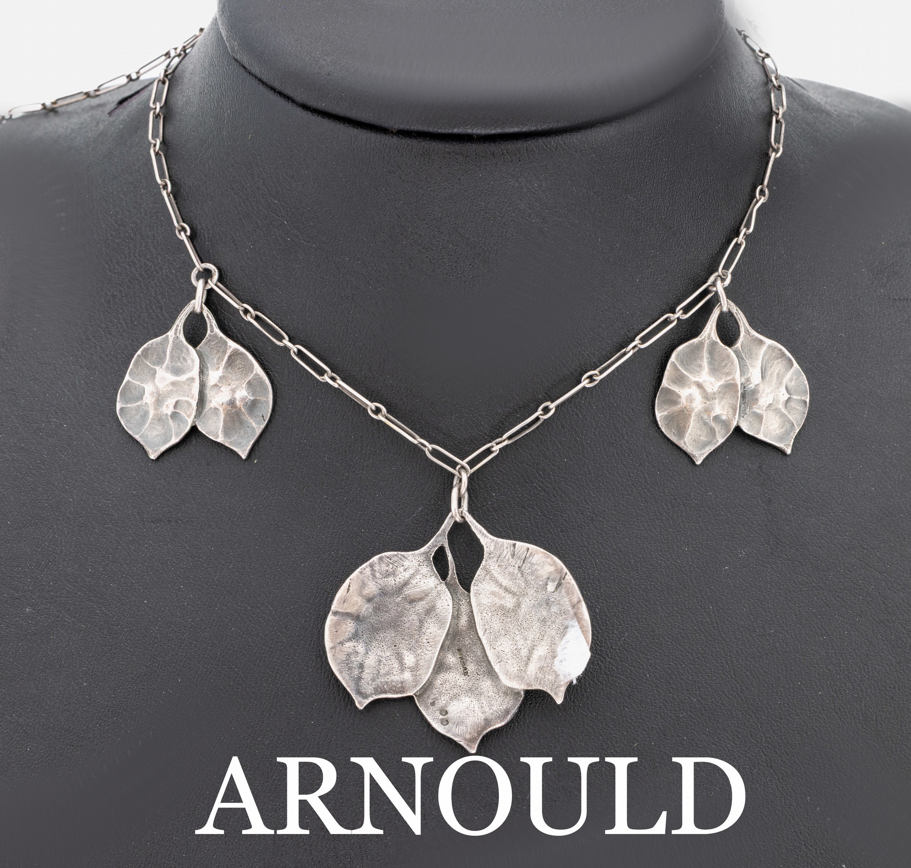 Jugendstilcollier Edouard-Aimé ARNOULD, Frankreich um 1900, reiner Jugendstil, Silber, Eberkopfpunzen, Abhängungen in Form von sogen. ...