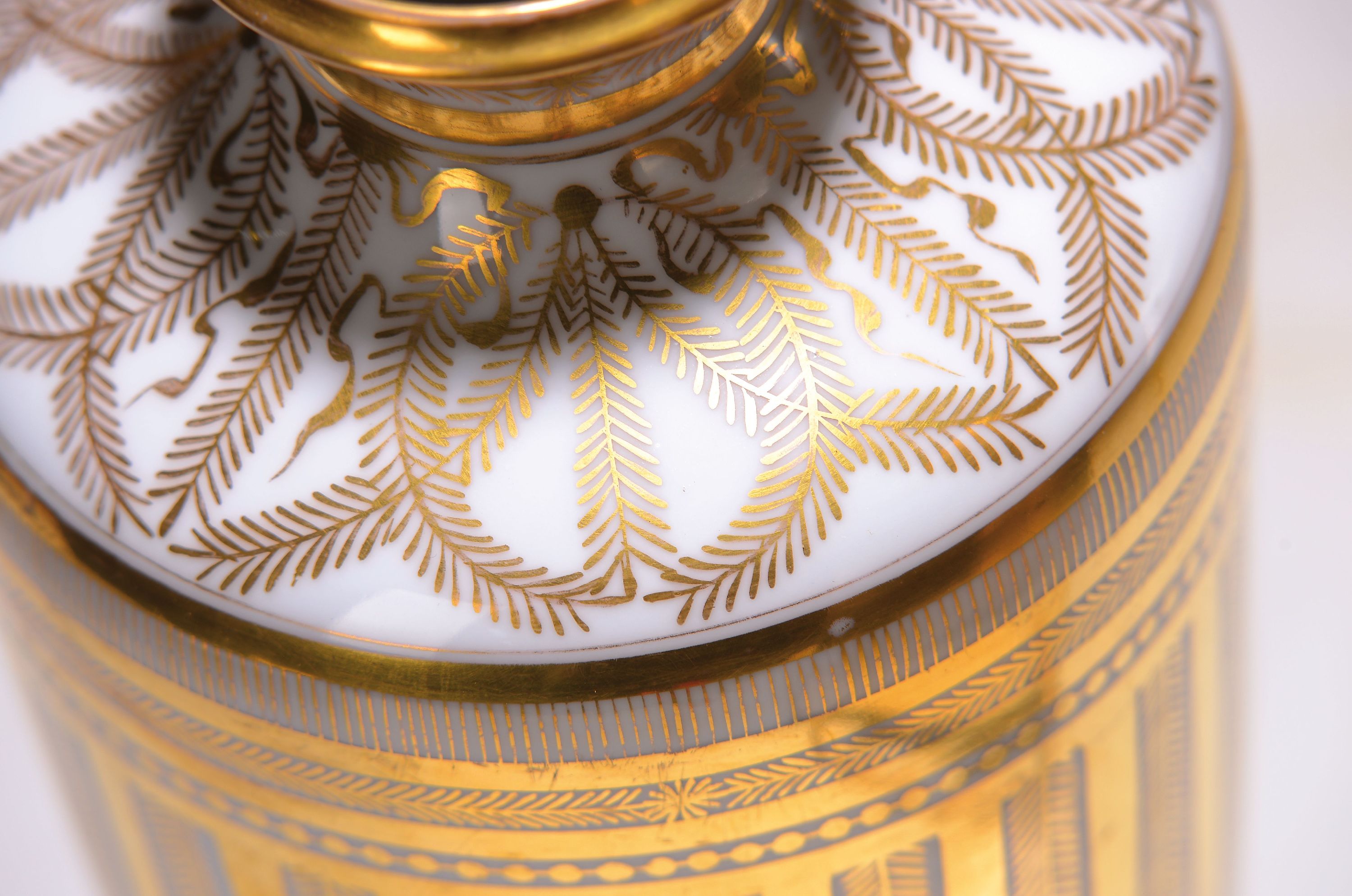Detail a: Vase, Dresden, um 1900, Porzellan, reiche Goldmalerei, in Kartusche feine bunte Malerei der Marie Antoinette, H. ca. 25cm, min. am Stand best.